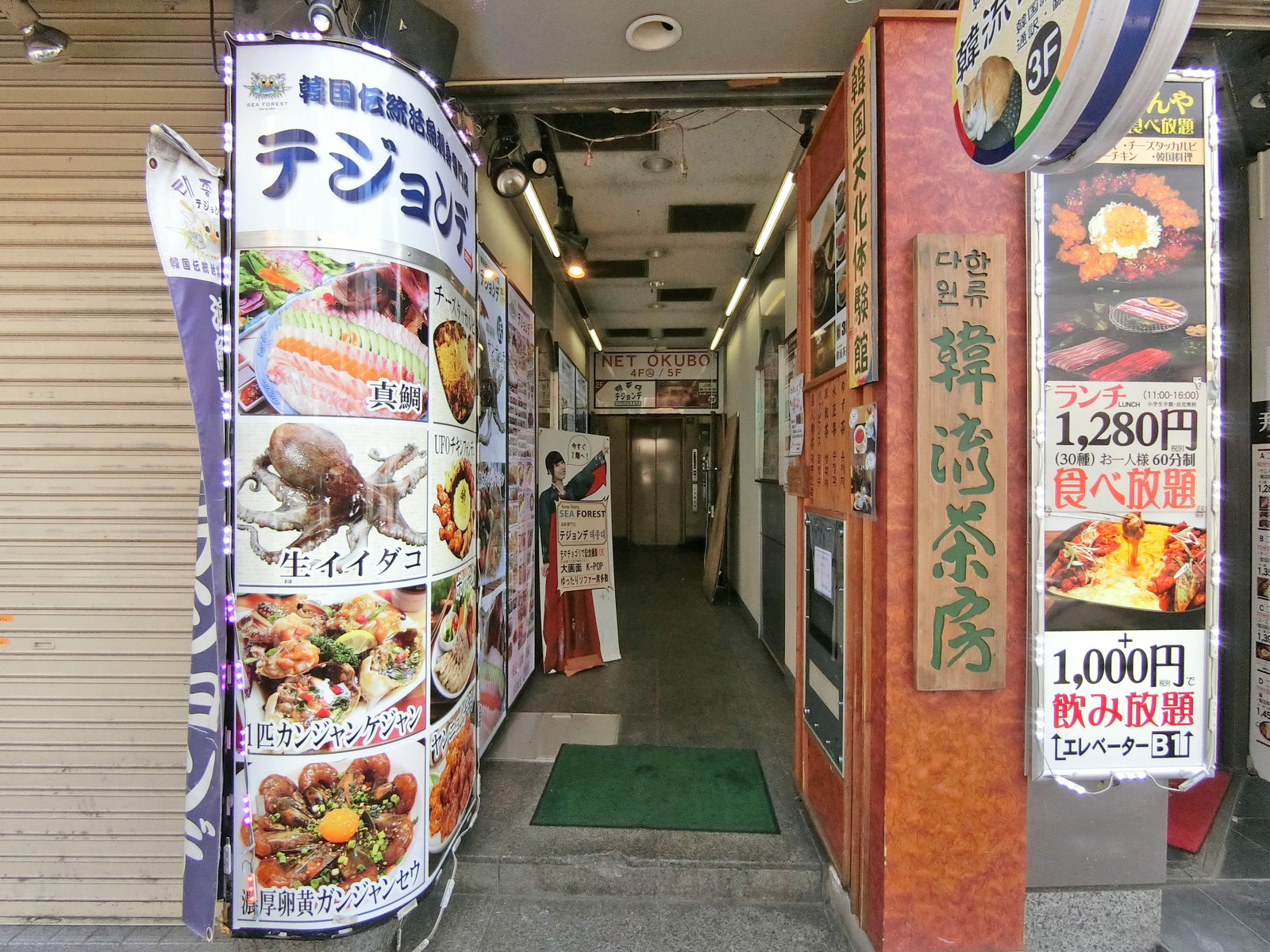 オフィスビル出入口