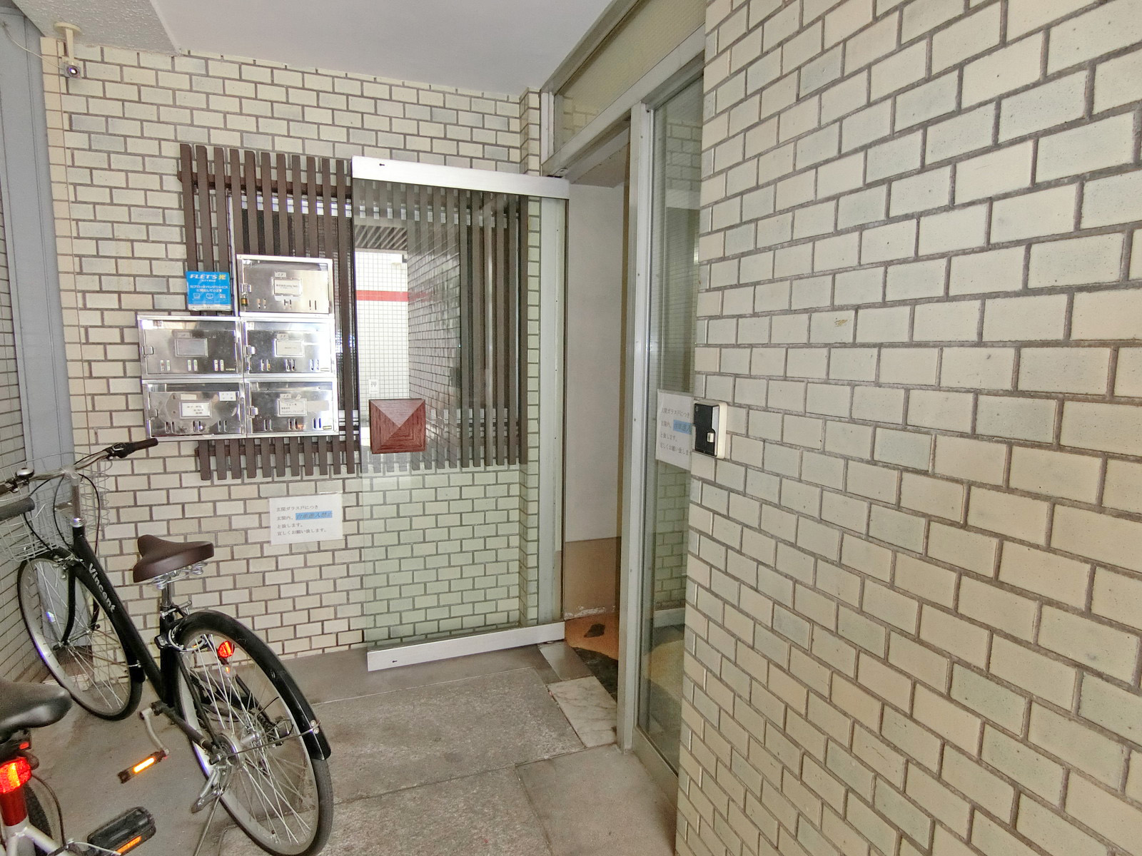 オフィスビル出入口