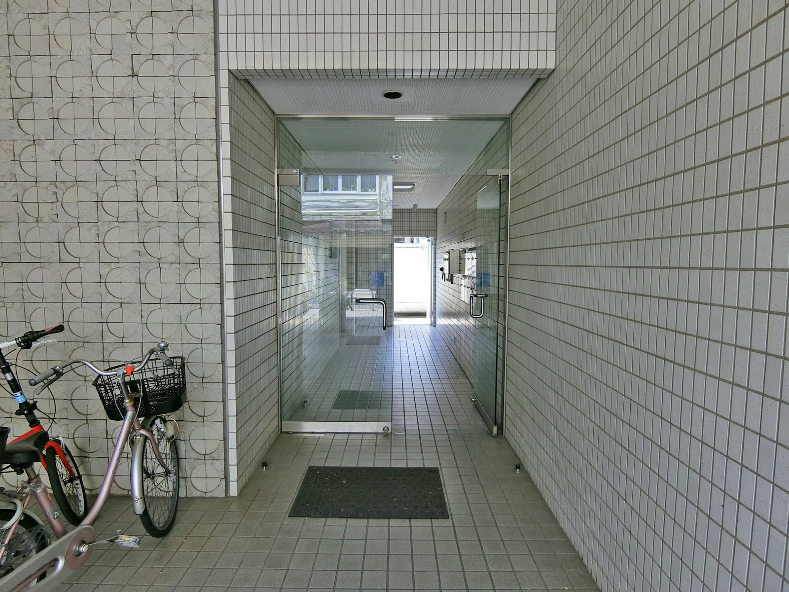 オフィスビル出入口