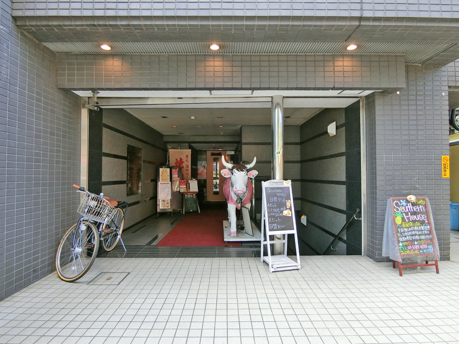 オフィスビル出入口