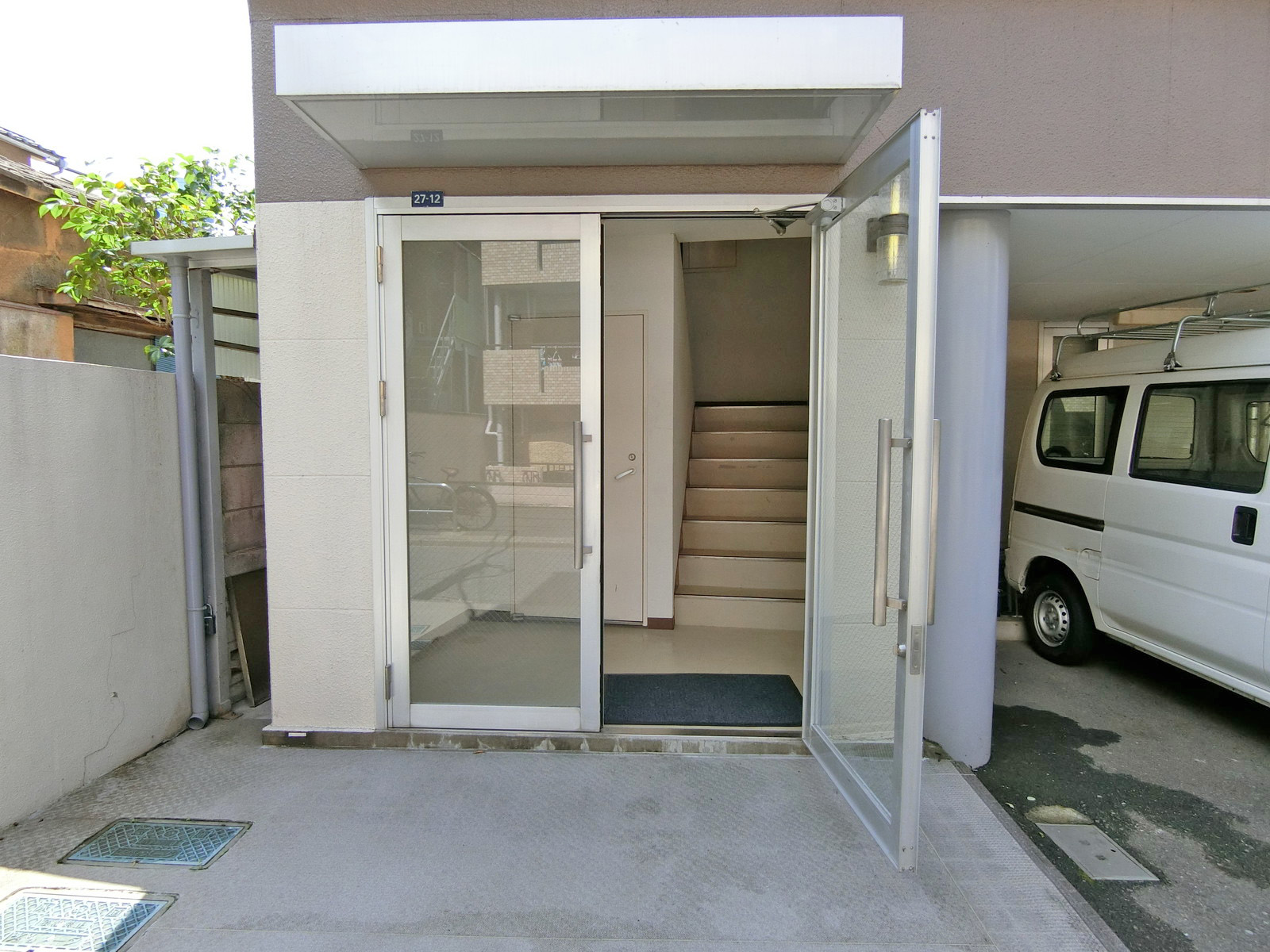 オフィスビル出入口
