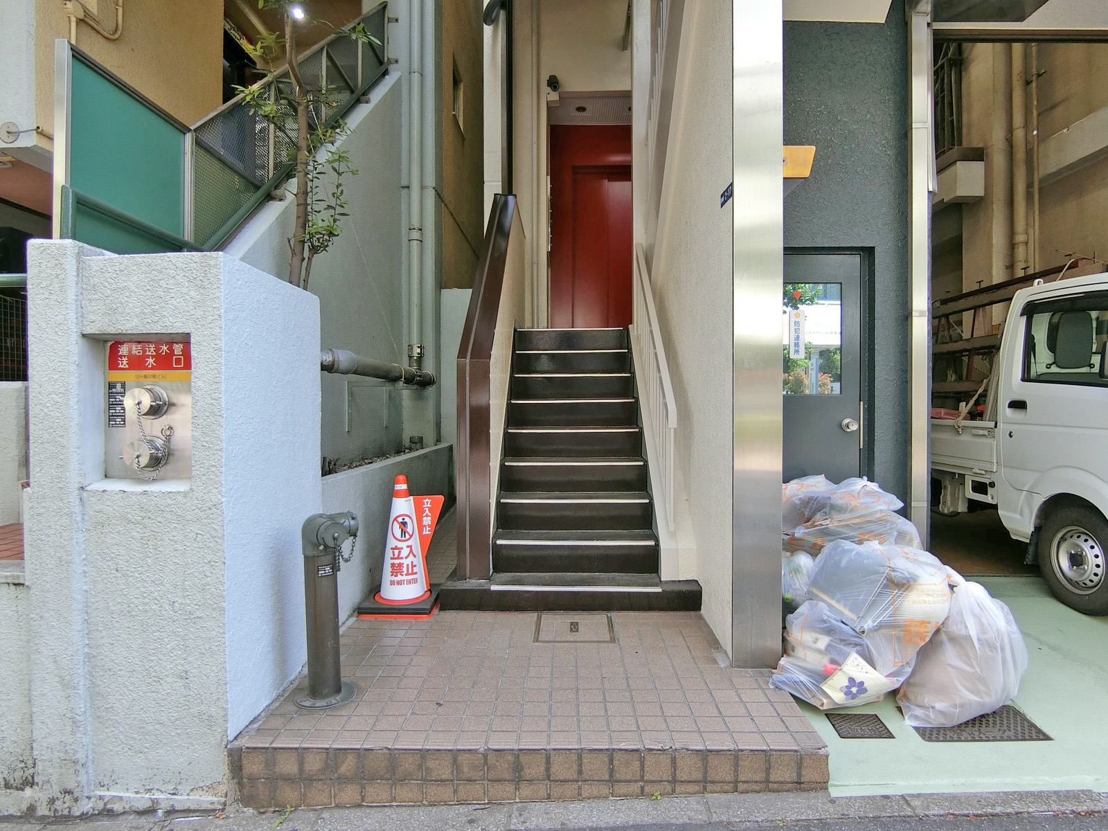 オフィスビル出入口