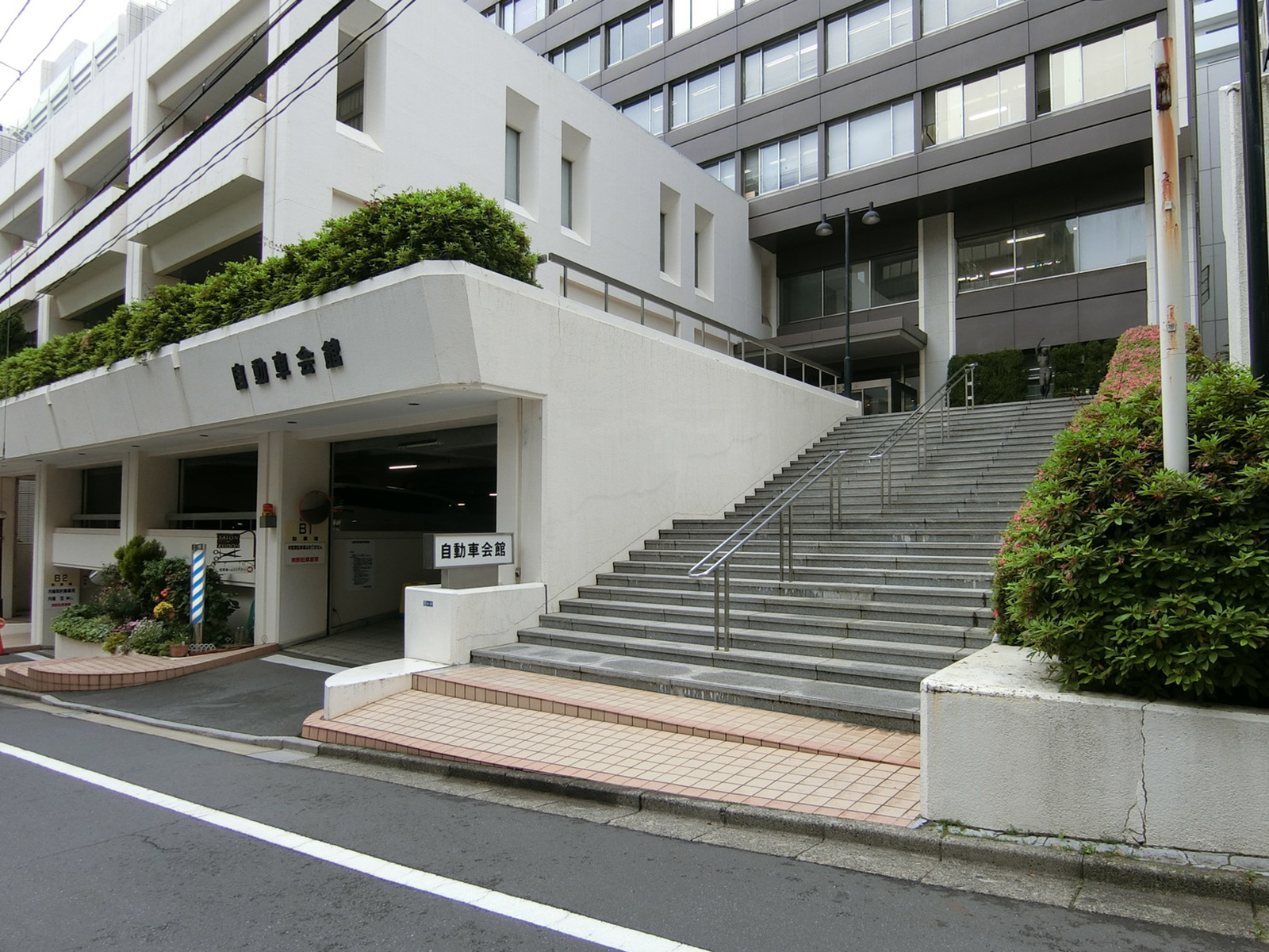 オフィスビル出入口