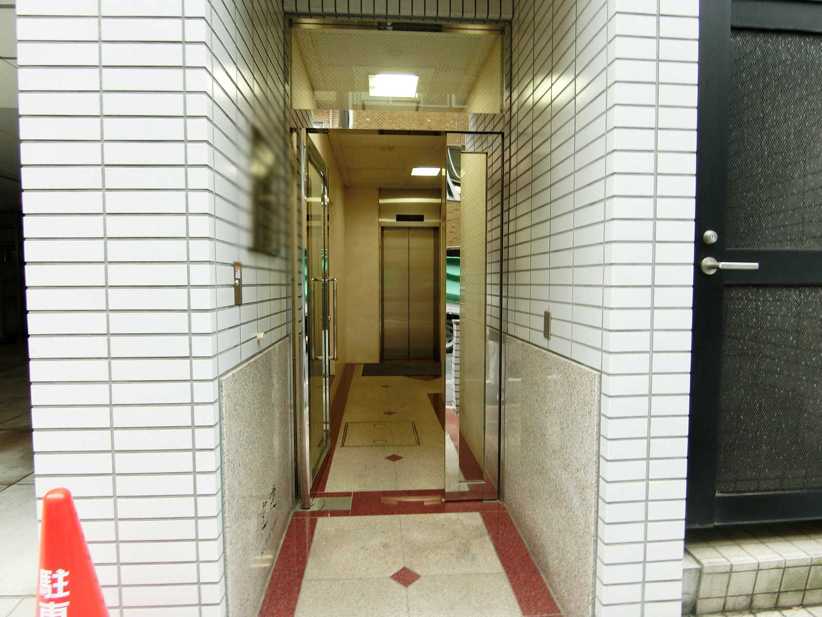 オフィスビル出入口