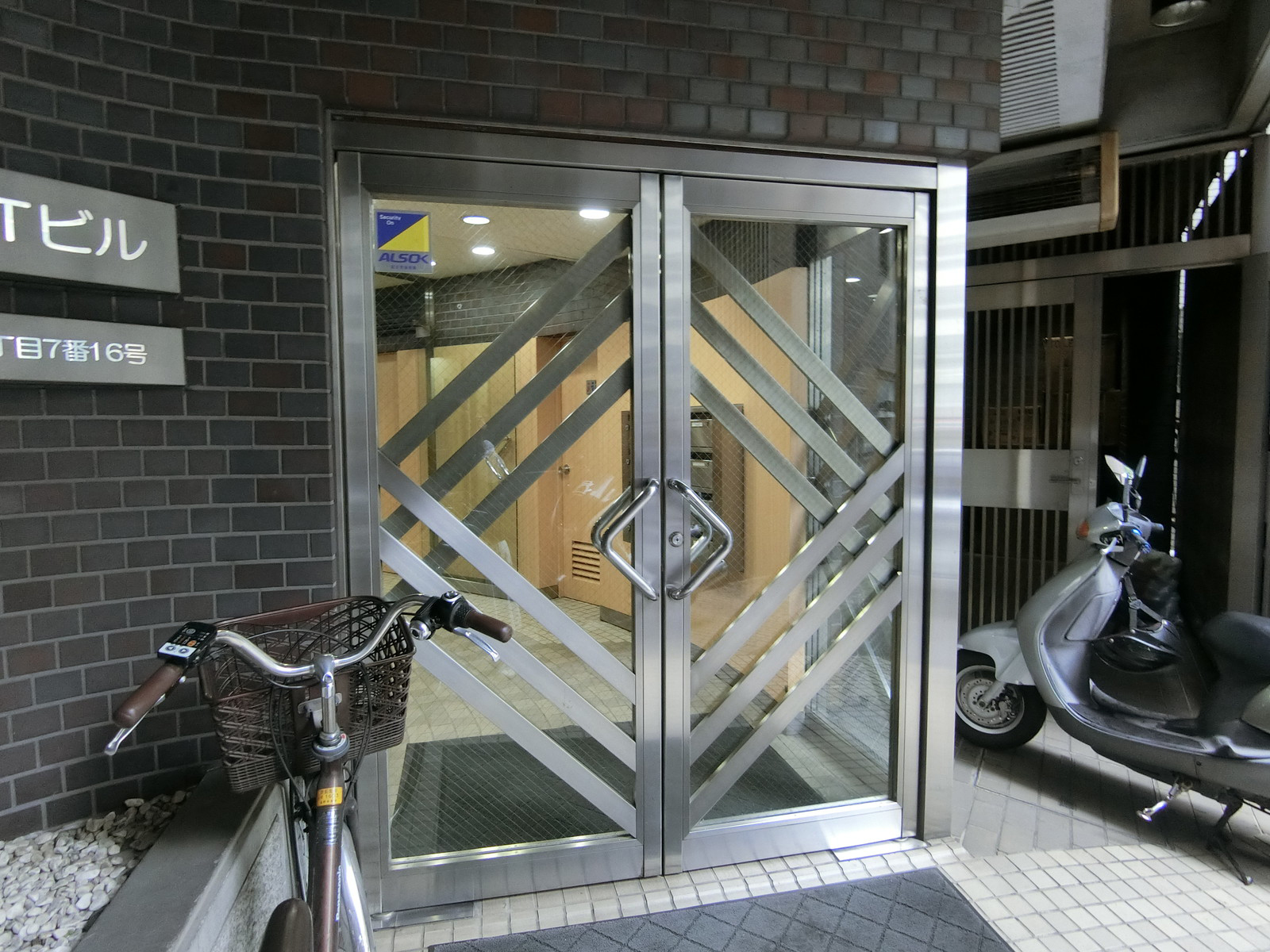 オフィスビル出入口