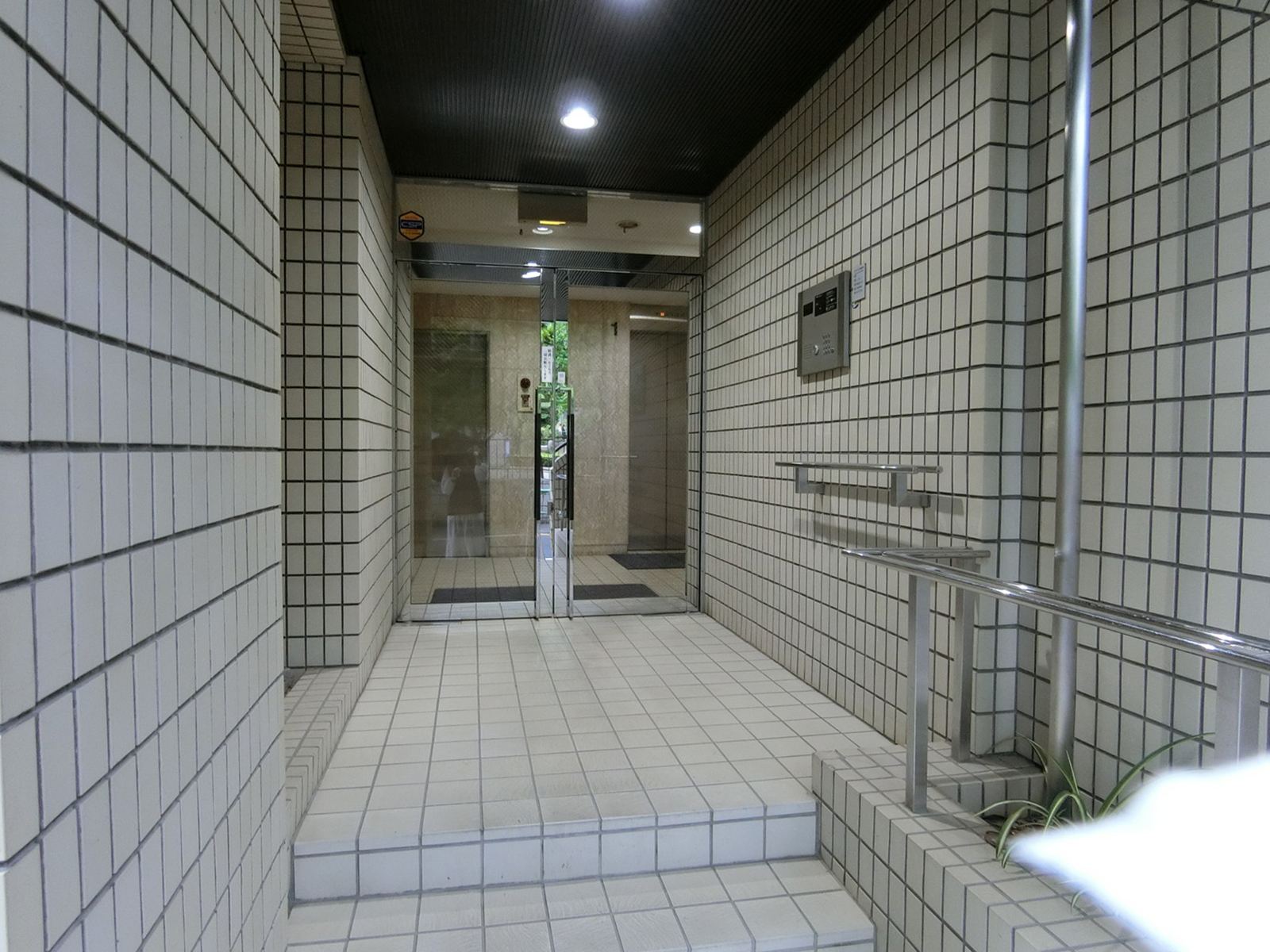 オフィスビル出入口