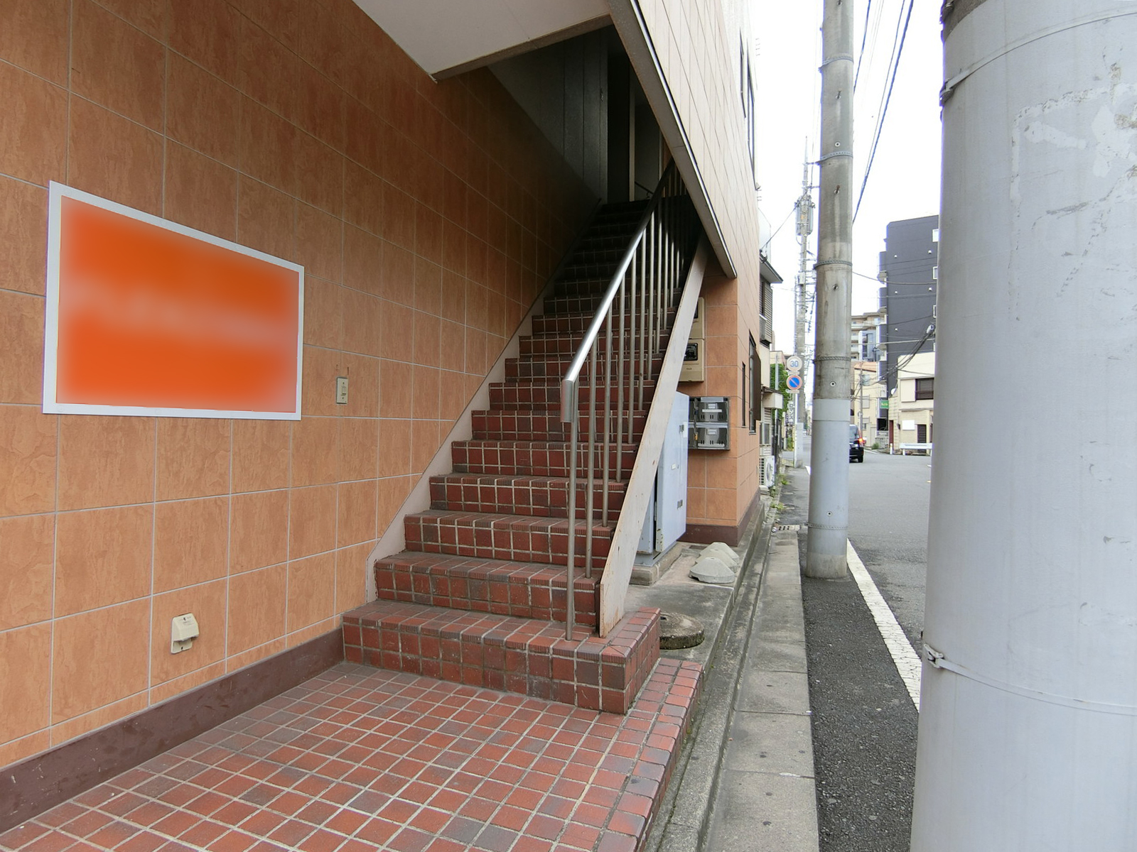 オフィスビル出入り口