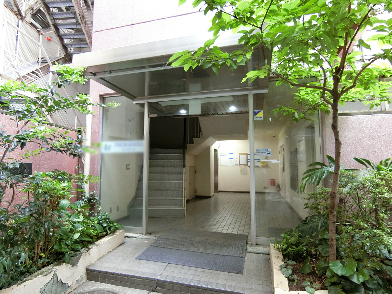 オフィスビル出入り口