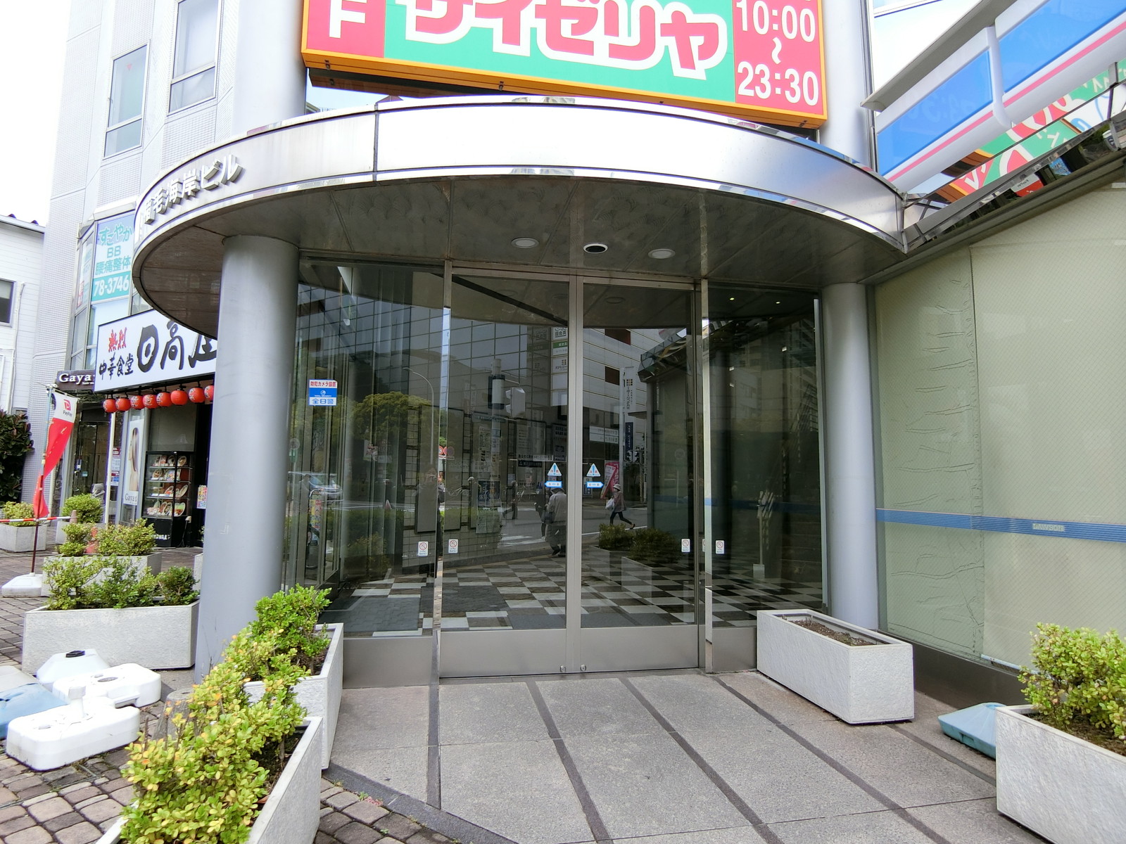 オフィスビル出入り口