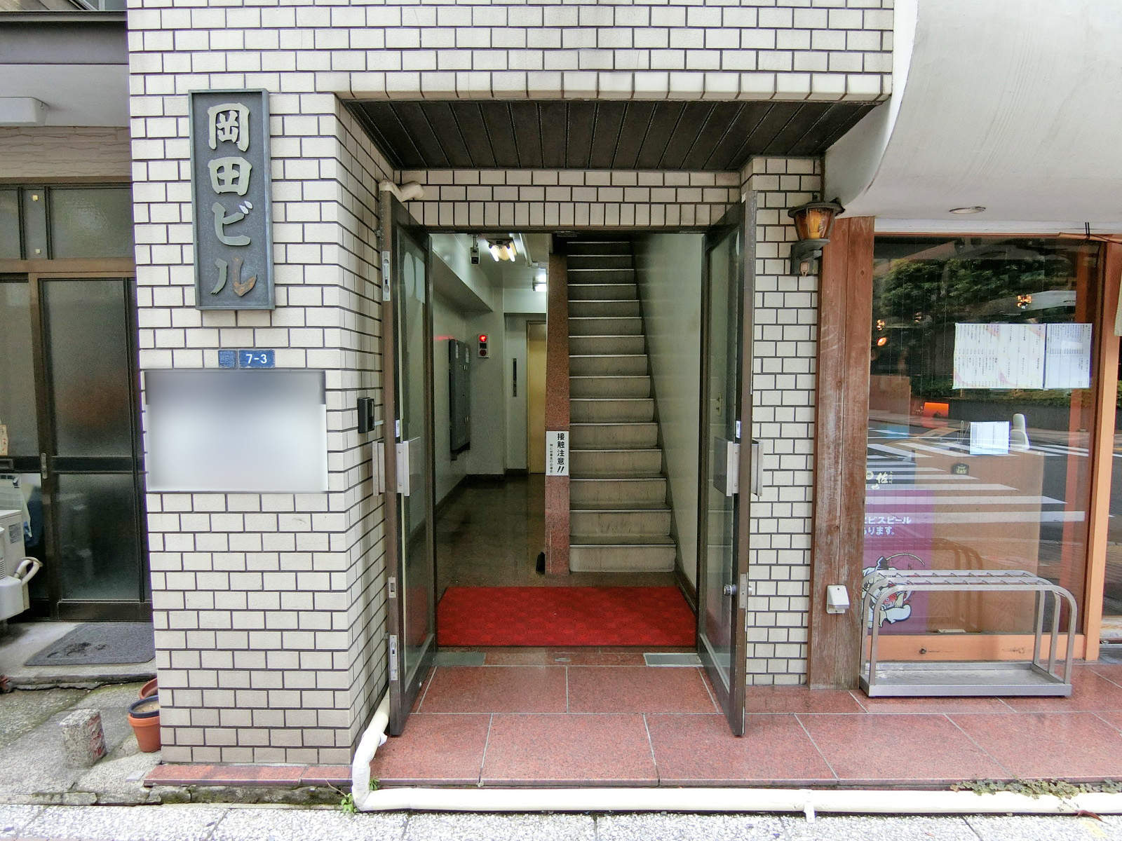オフィスビル出入口