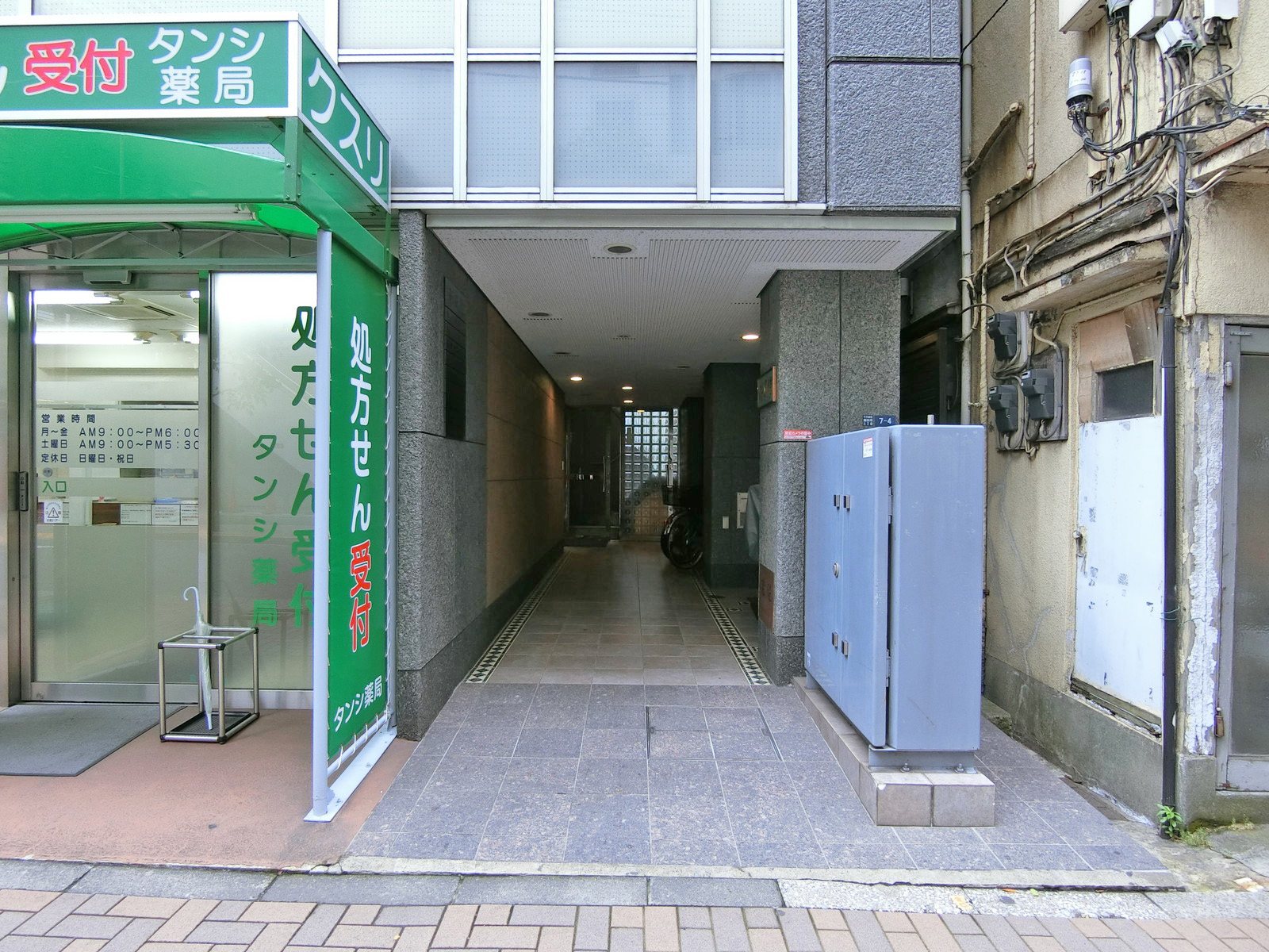 オフィスビル出入口