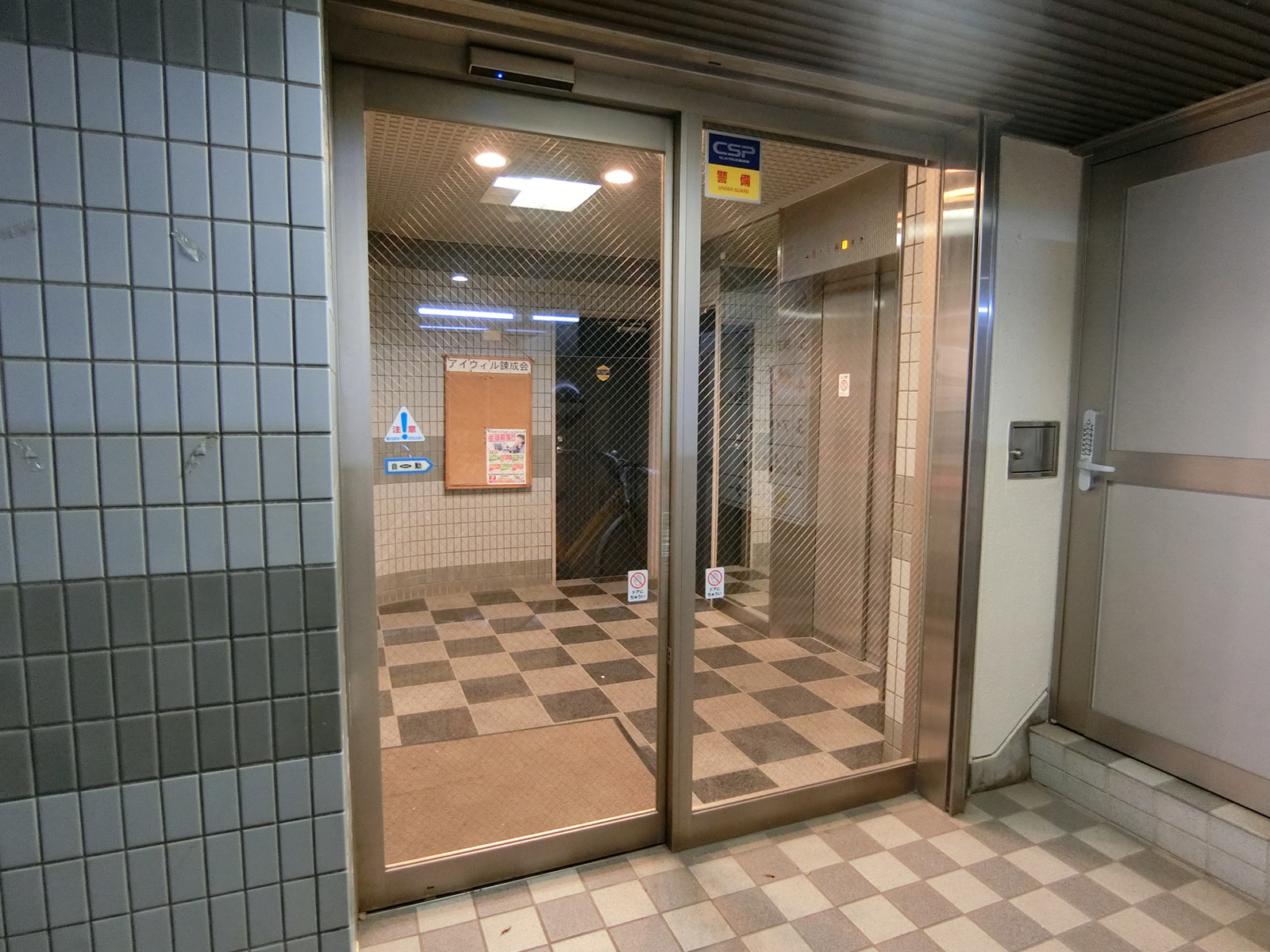 オフィスビル出入り口