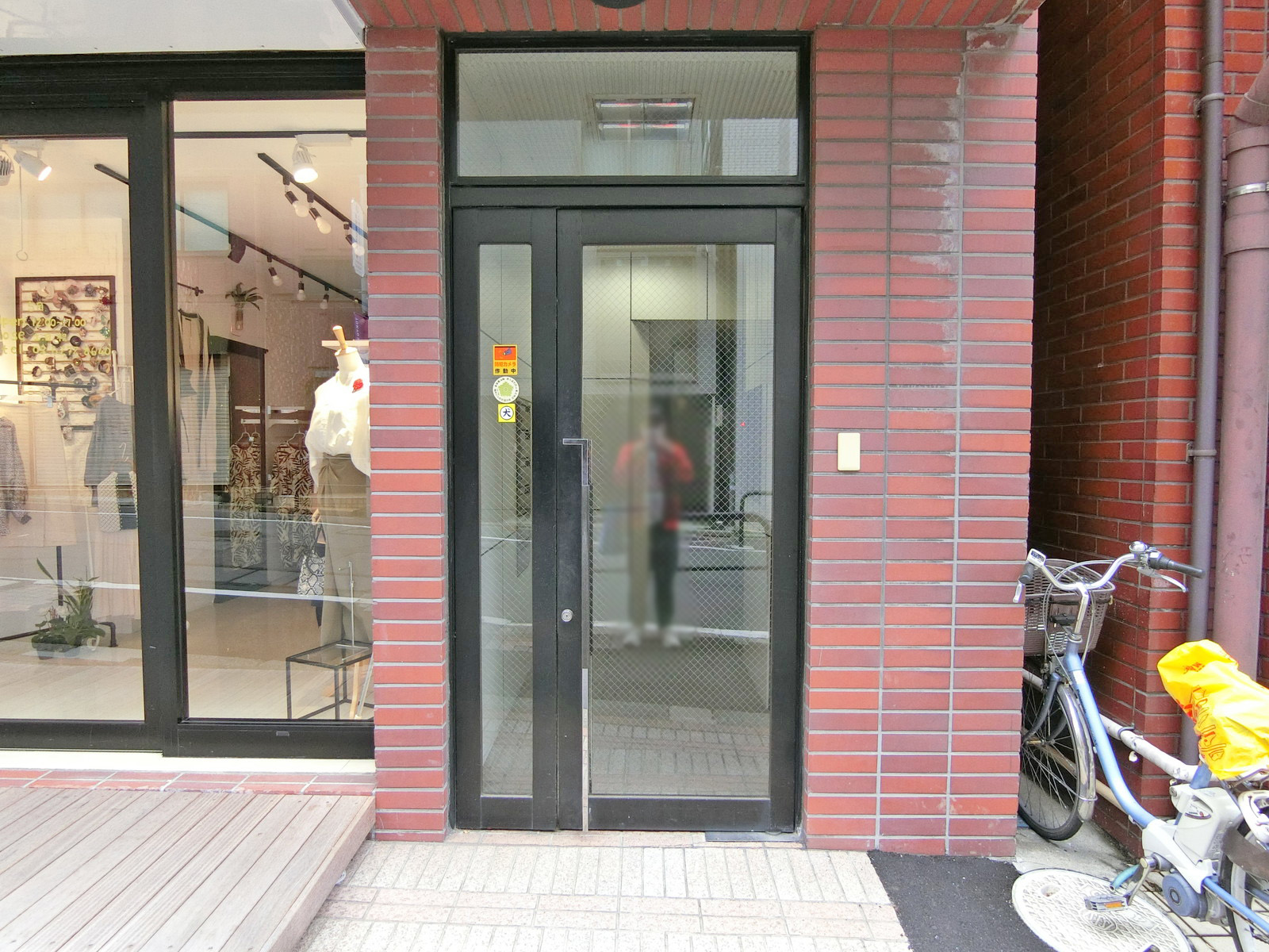 オフィスビル出入口