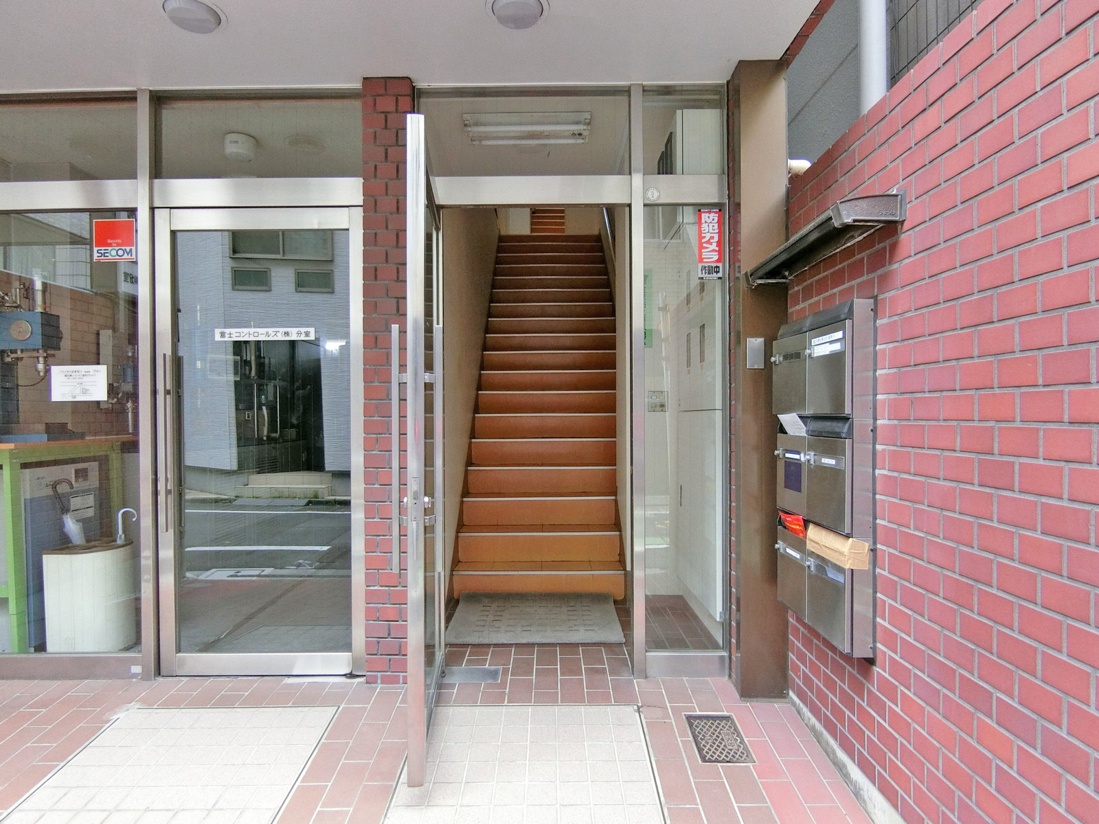 オフィスビル出入口