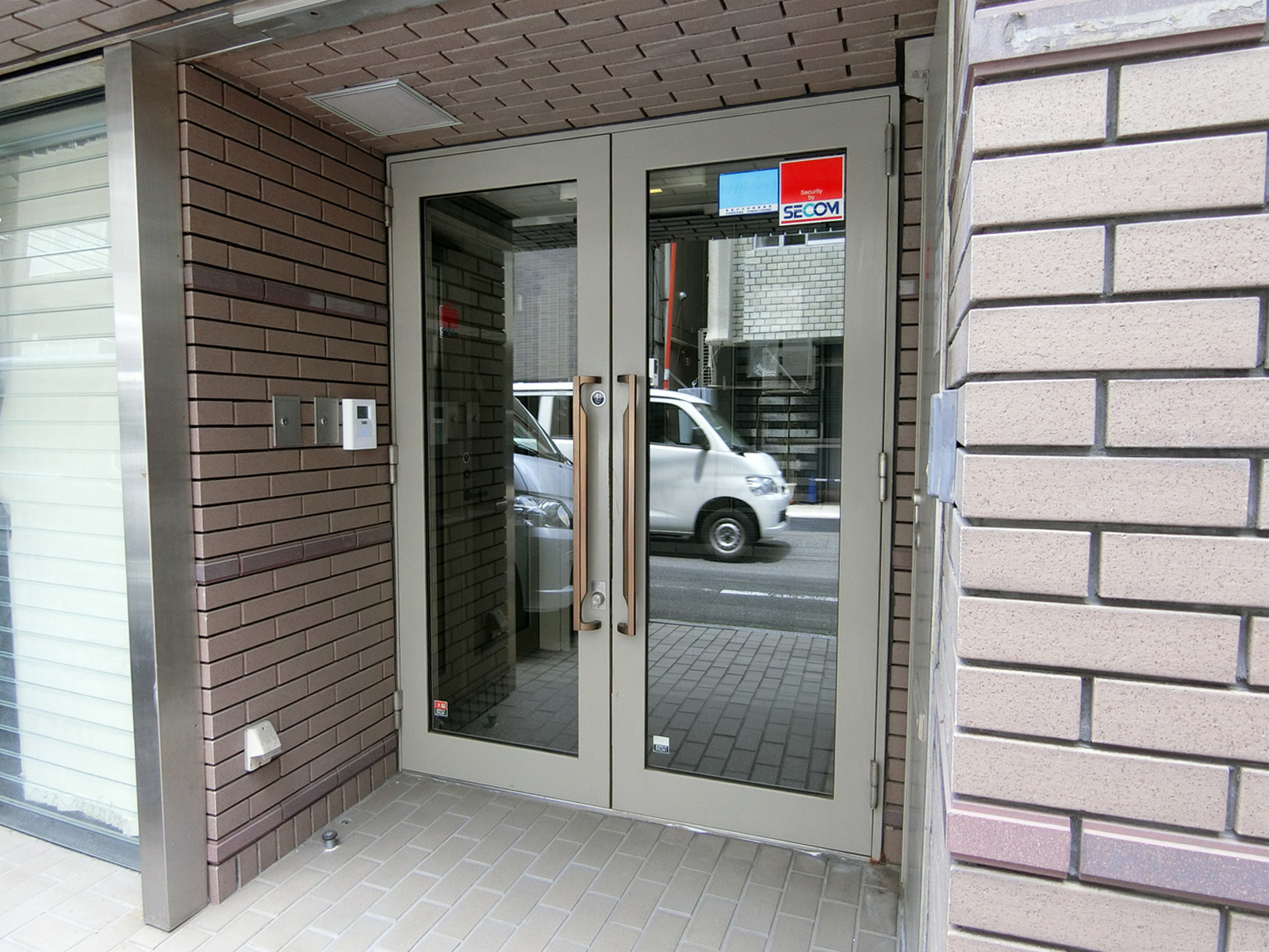 オフィスビル出入口
