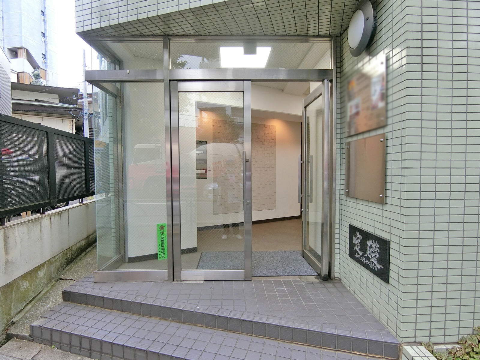オフィスビル出入口