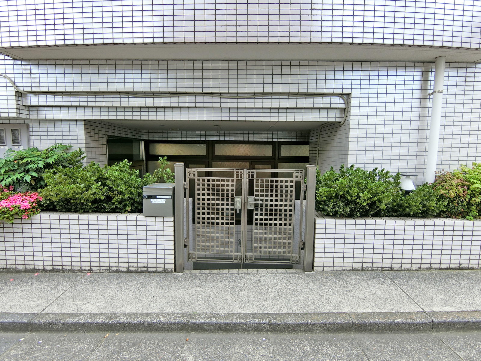 オフィスビル出入口
