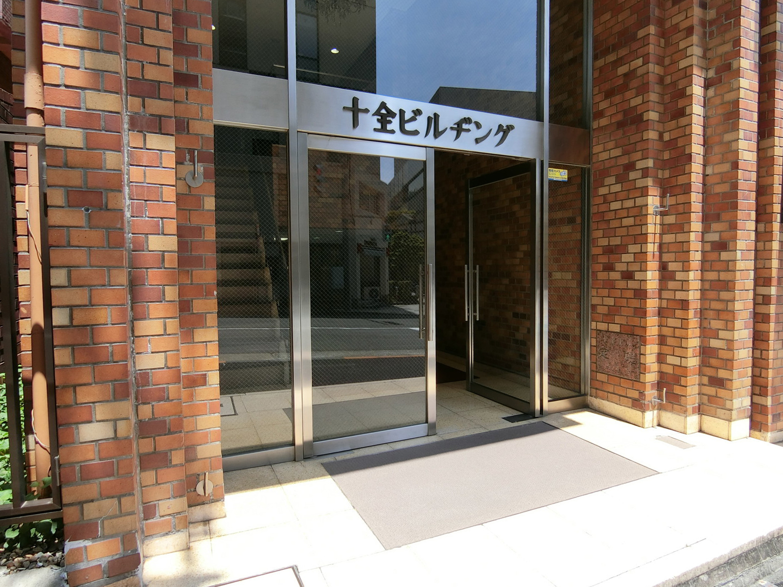 オフィスビル出入口
