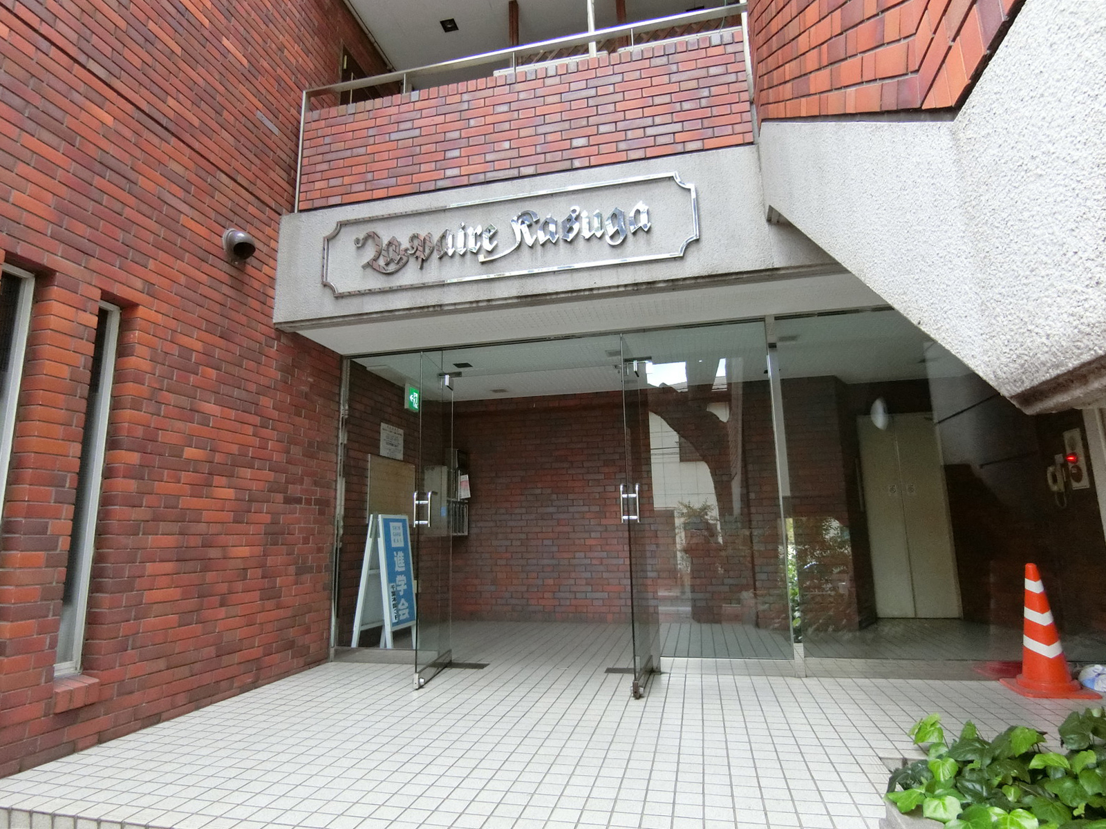 オフィスビル出入り口