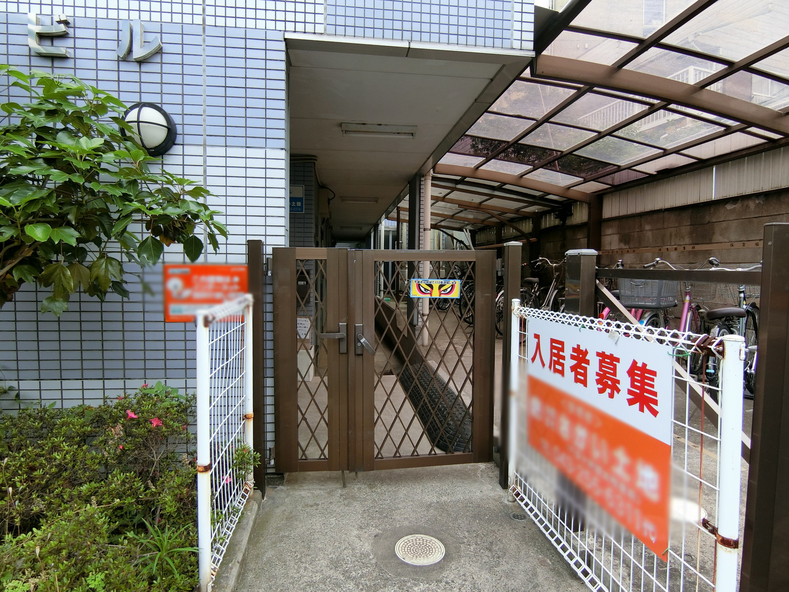 オフィスビル出入り口
