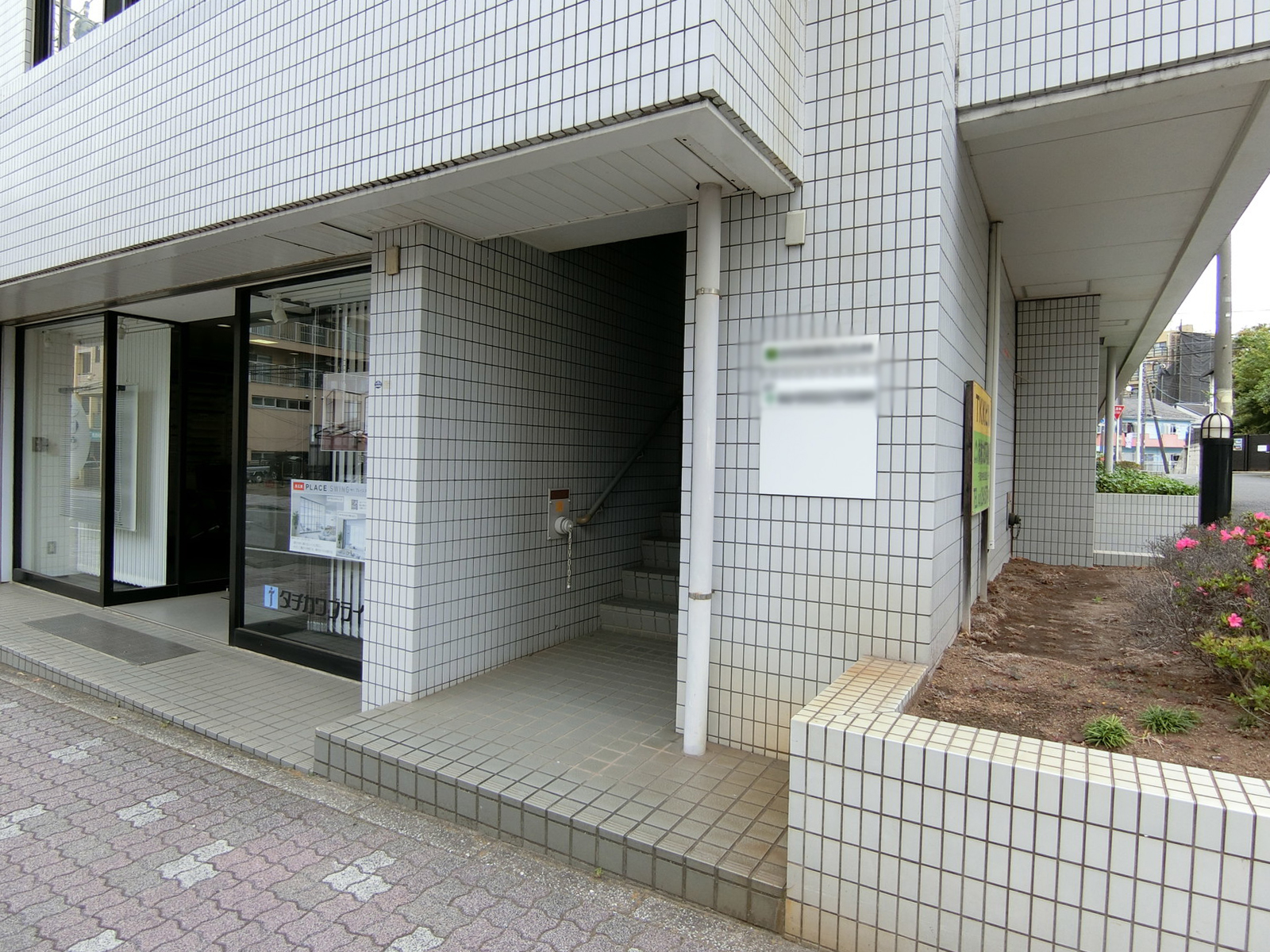 オフィスビル出入り口