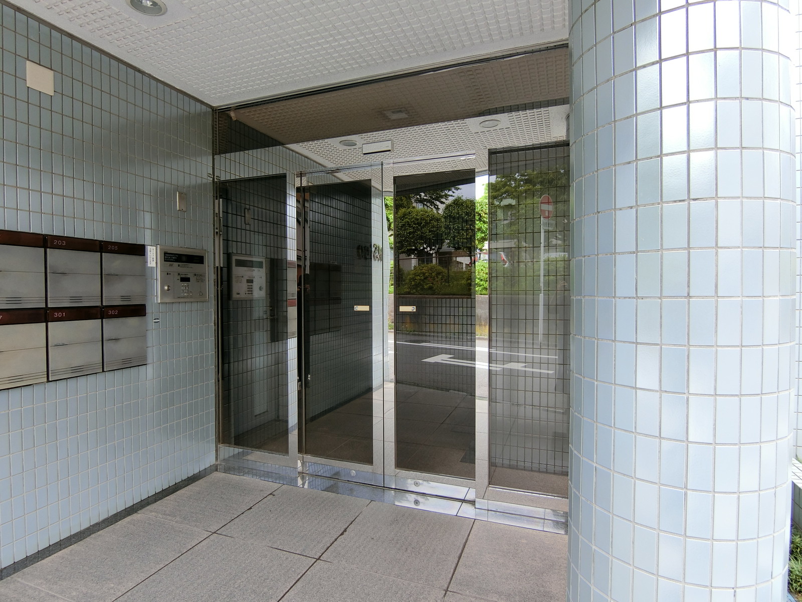オフィスビル出入り口