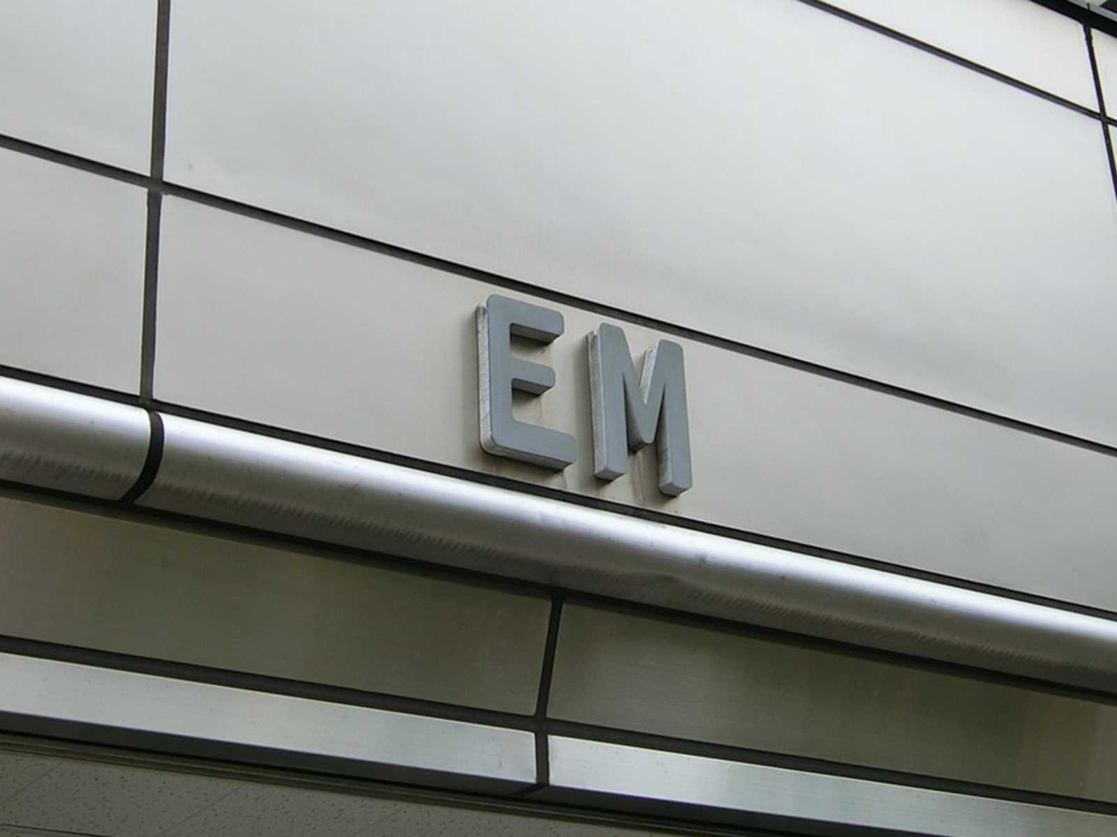 ネームプレート：EM
