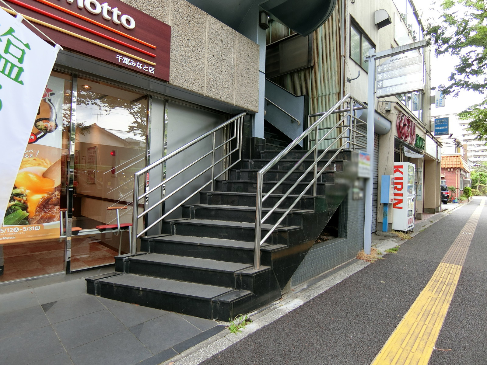 オフィスビル出入り口
