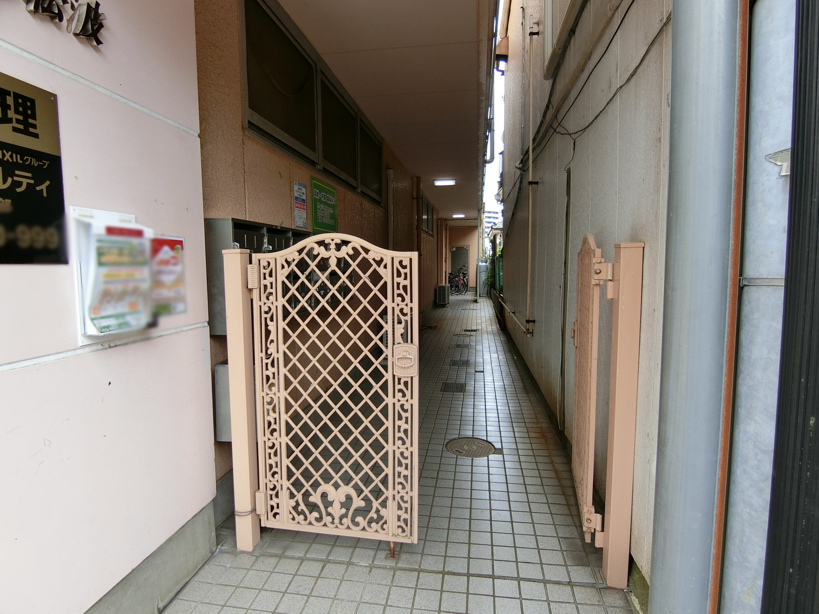 オフィスビル出入り口