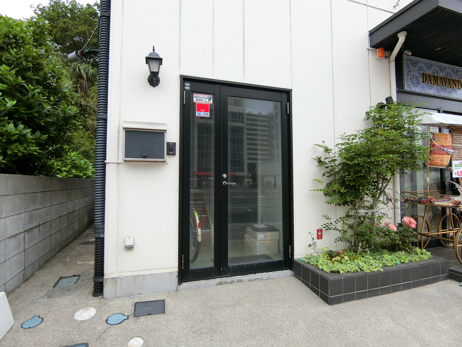 オフィスビル出入り口