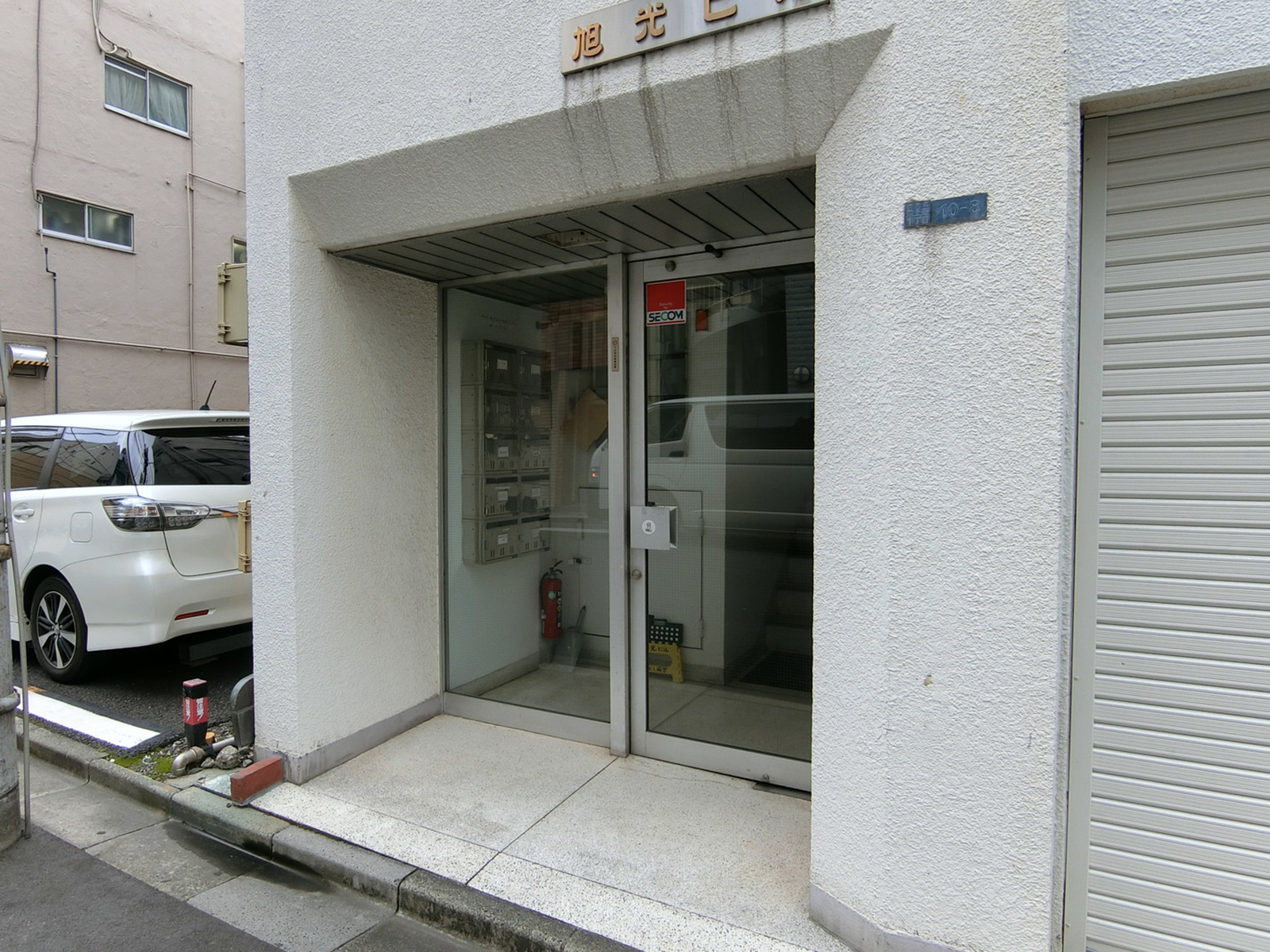 オフィスビル出入口