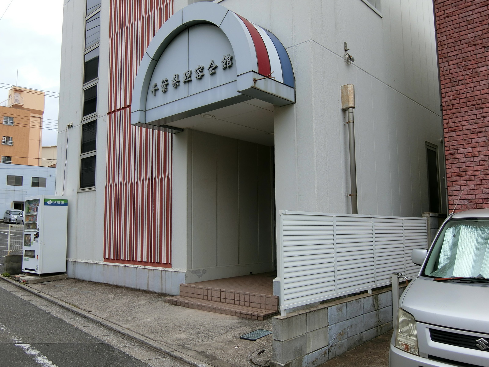 オフィスビル出入り口