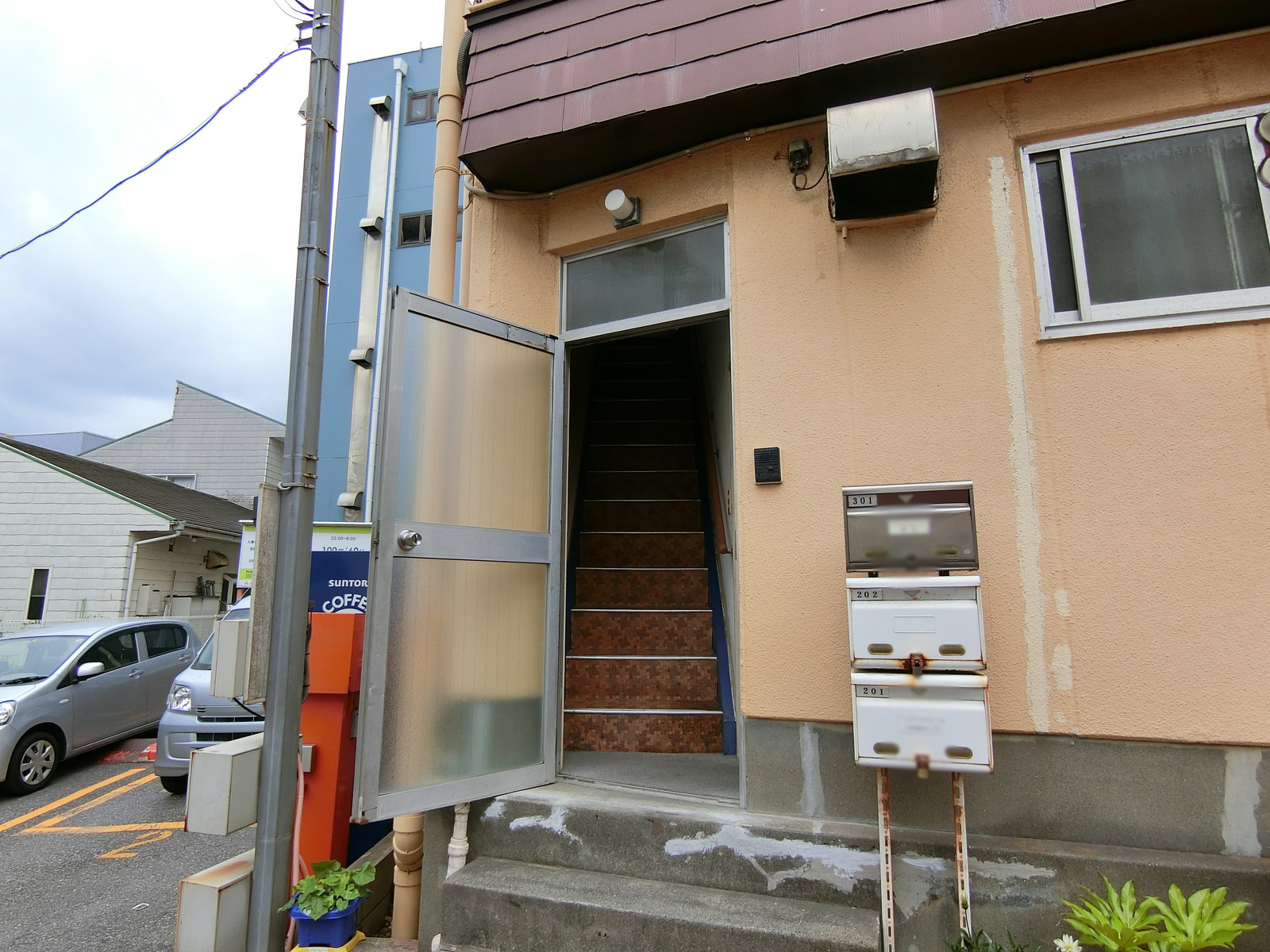 オフィスビル出入り口