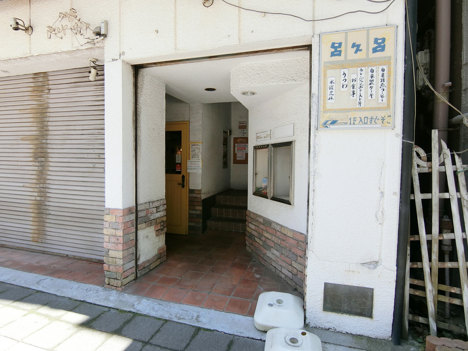 オフィスビル出入り口