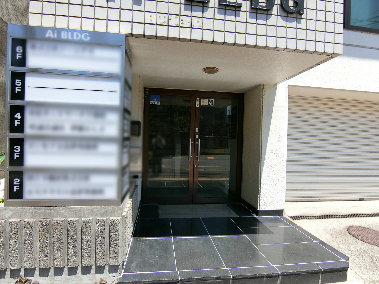 オフィスビル出入り口