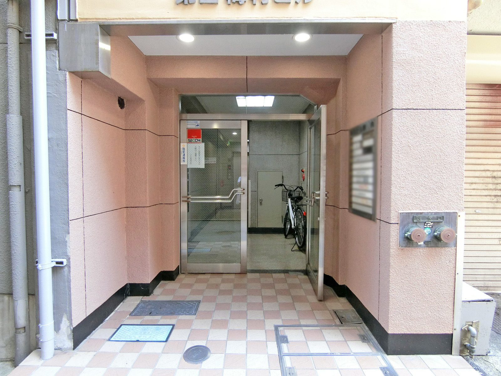 オフィスビル出入口