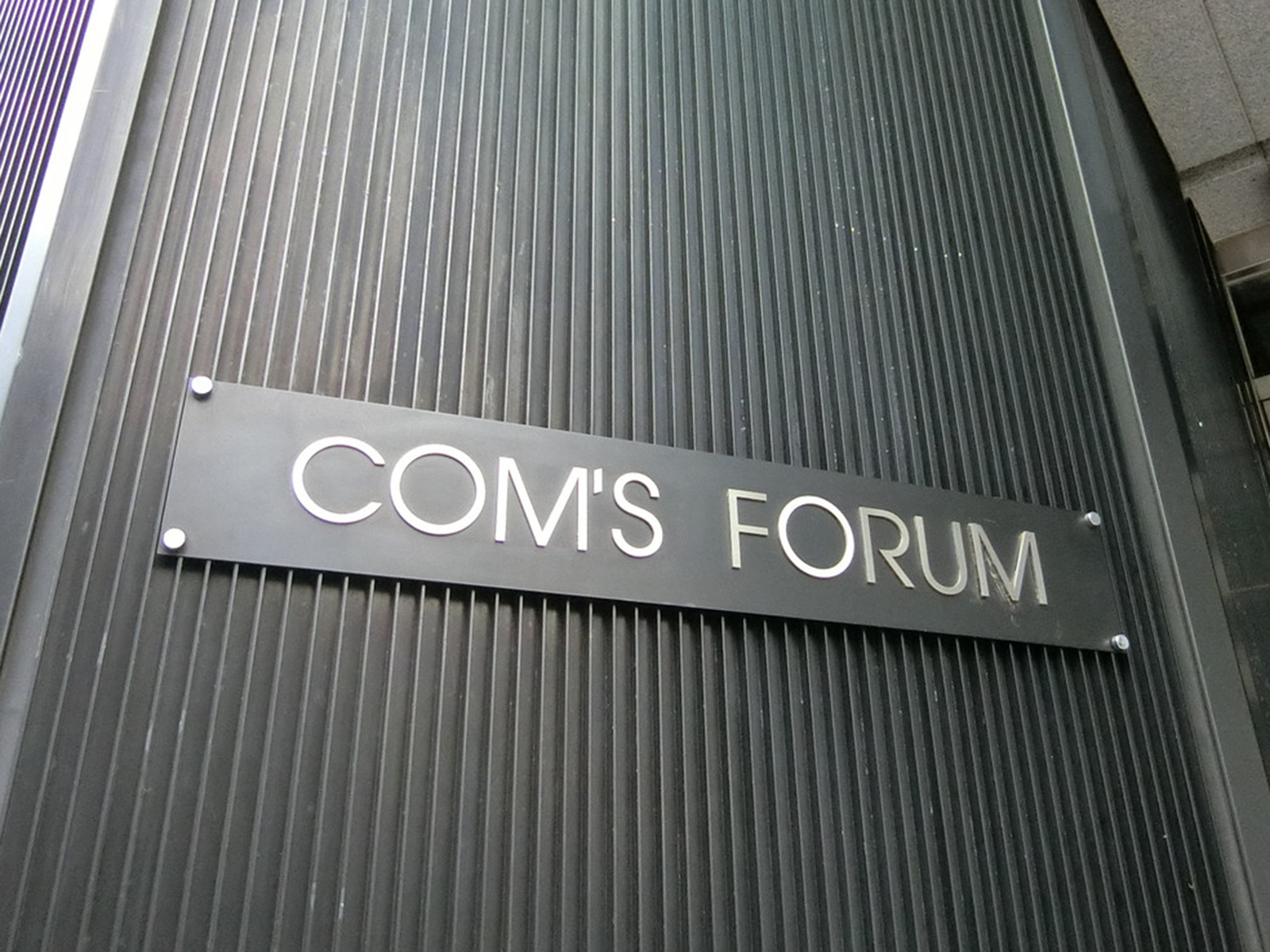 ネームプレート：COM’S FORUM