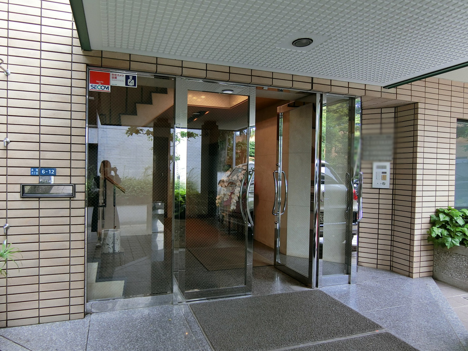 オフィスビル出入口