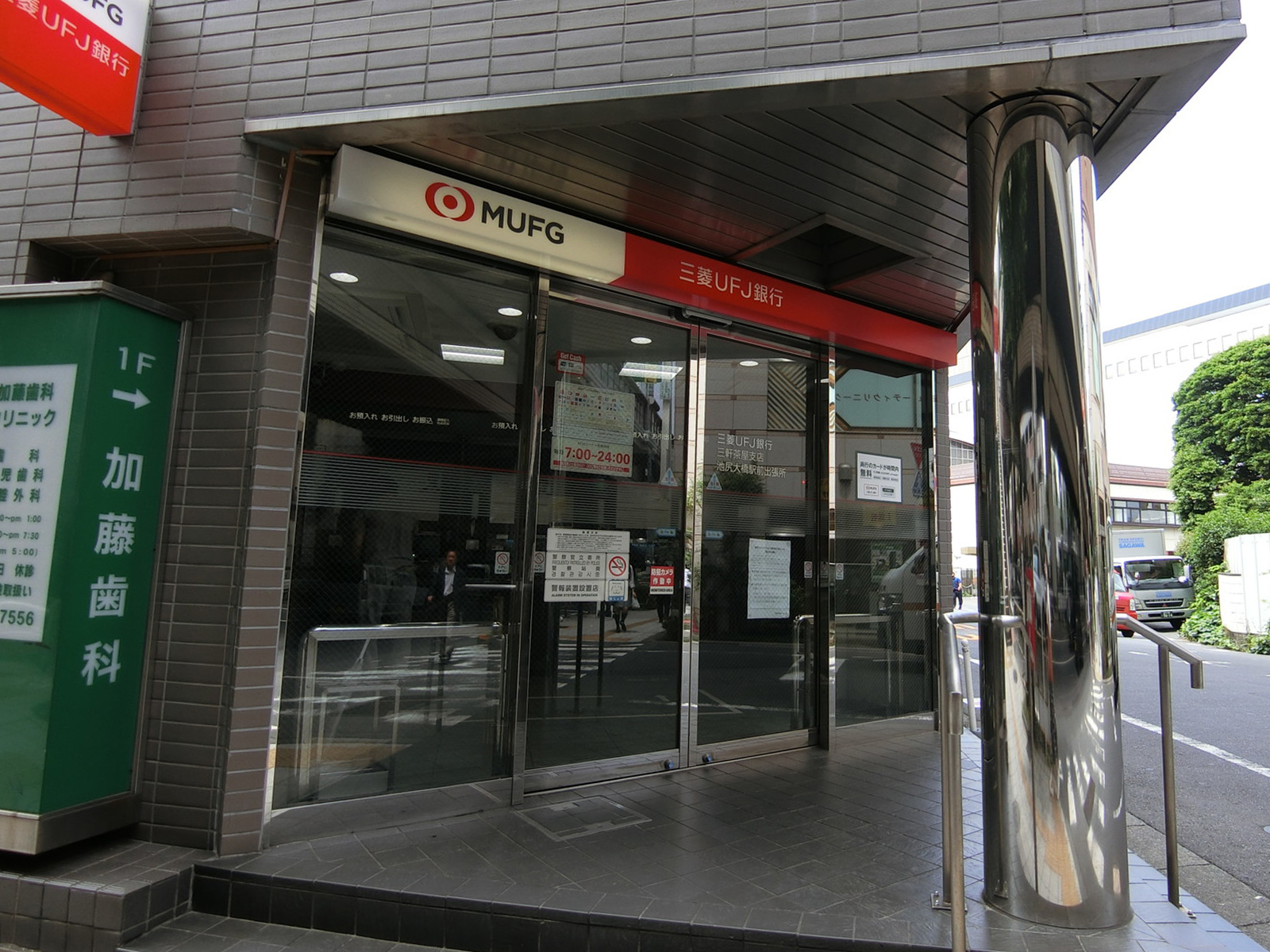 1階の三菱UFJ銀行ATMコーナー