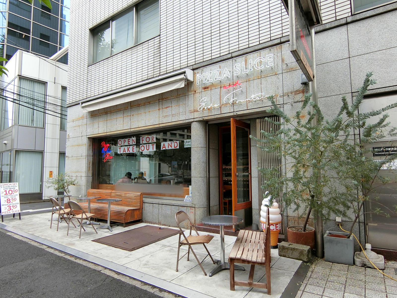 1階飲食店の様子