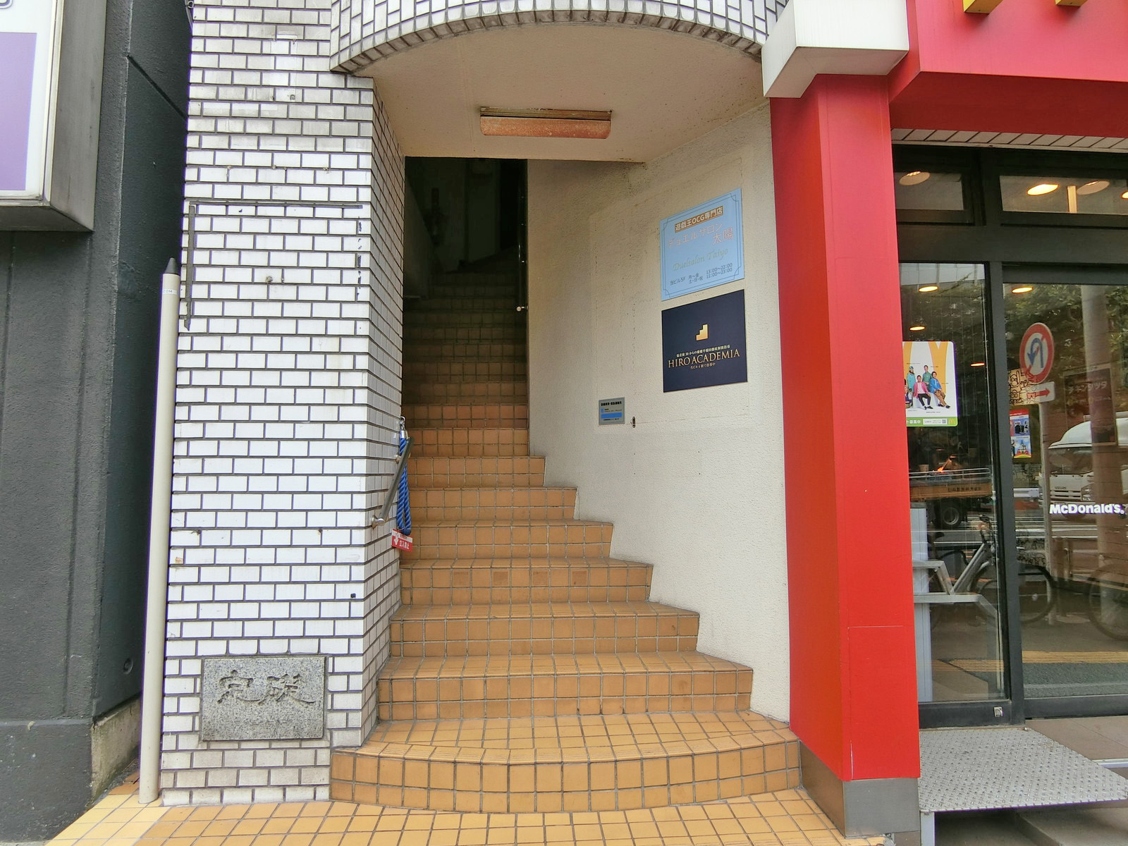 オフィスビル出入口