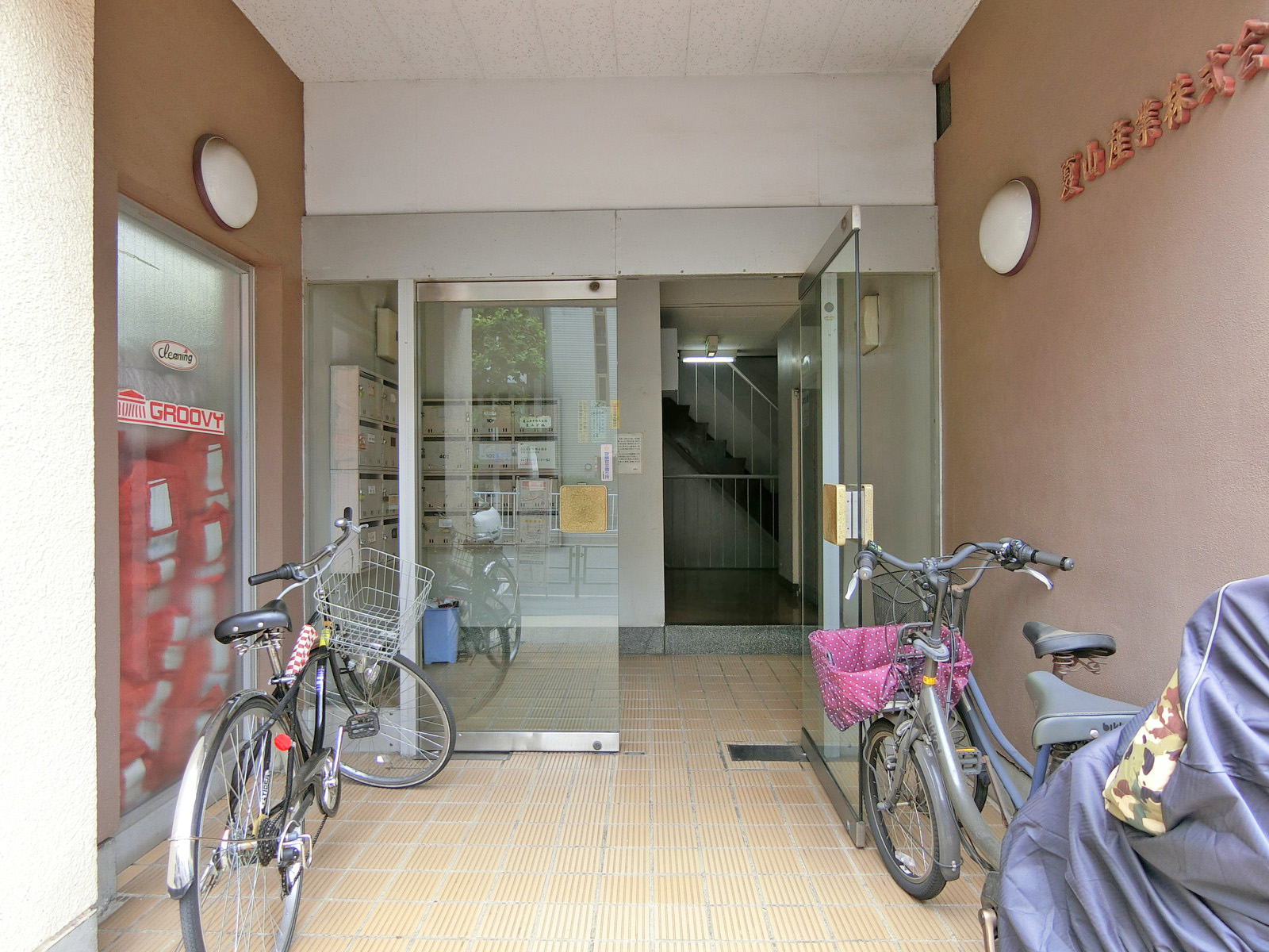 オフィスビル出入口