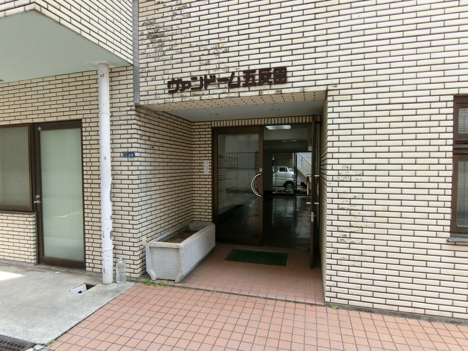 オフィスビル出入り口