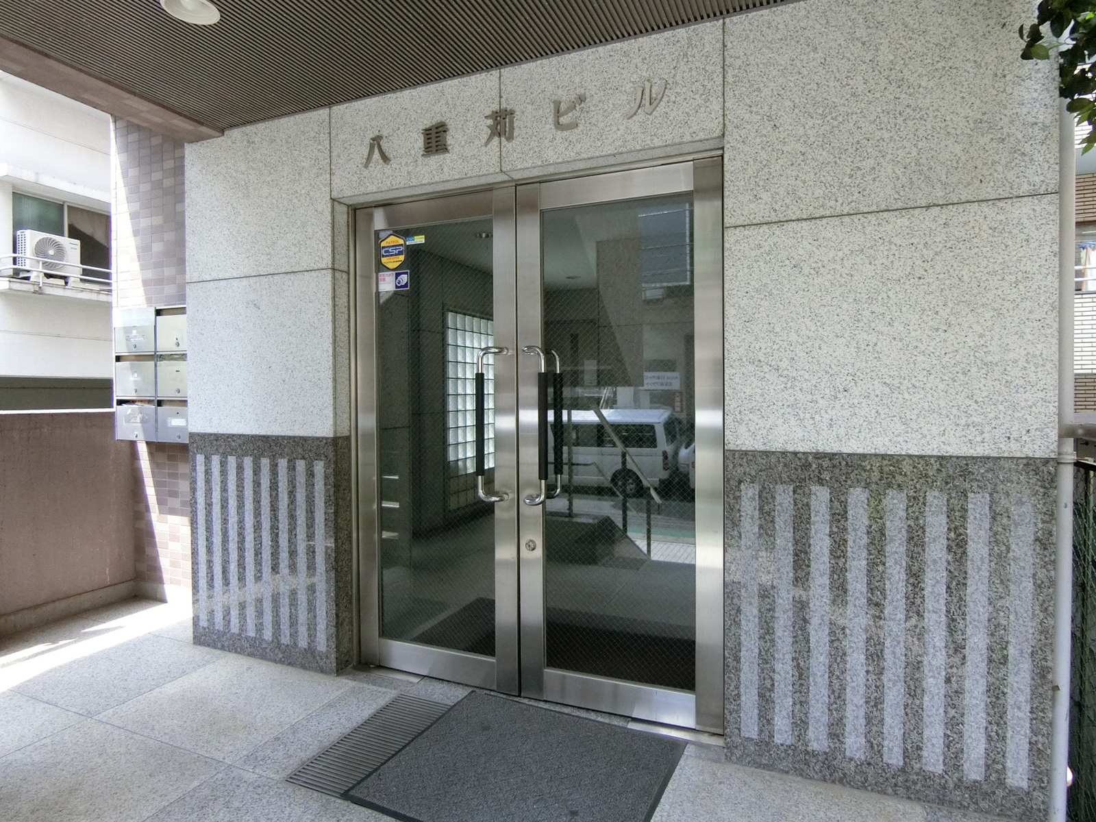 オフィスビル出入り口