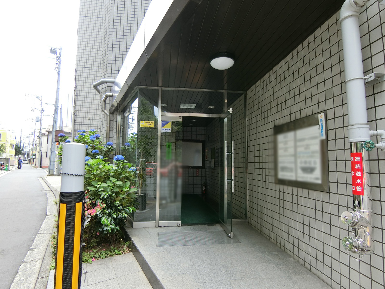 オフィスビル出入り口