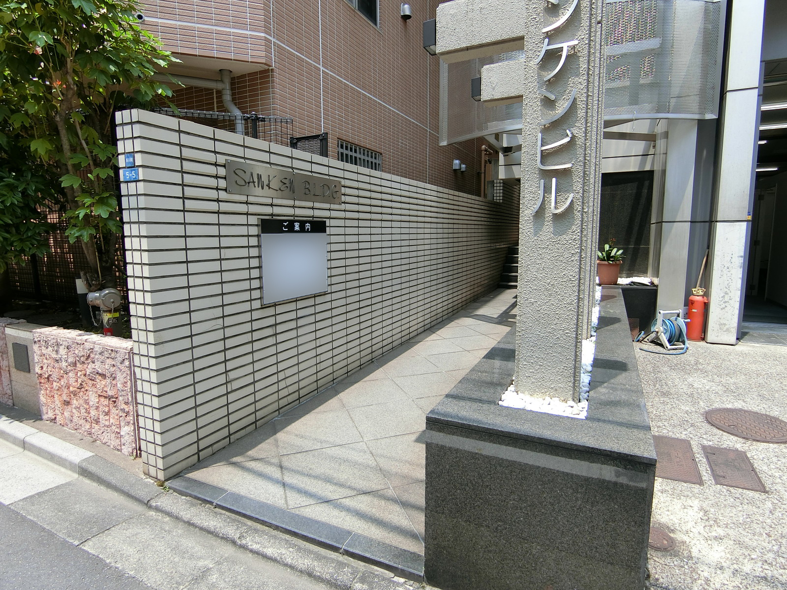 オフィスビル出入口