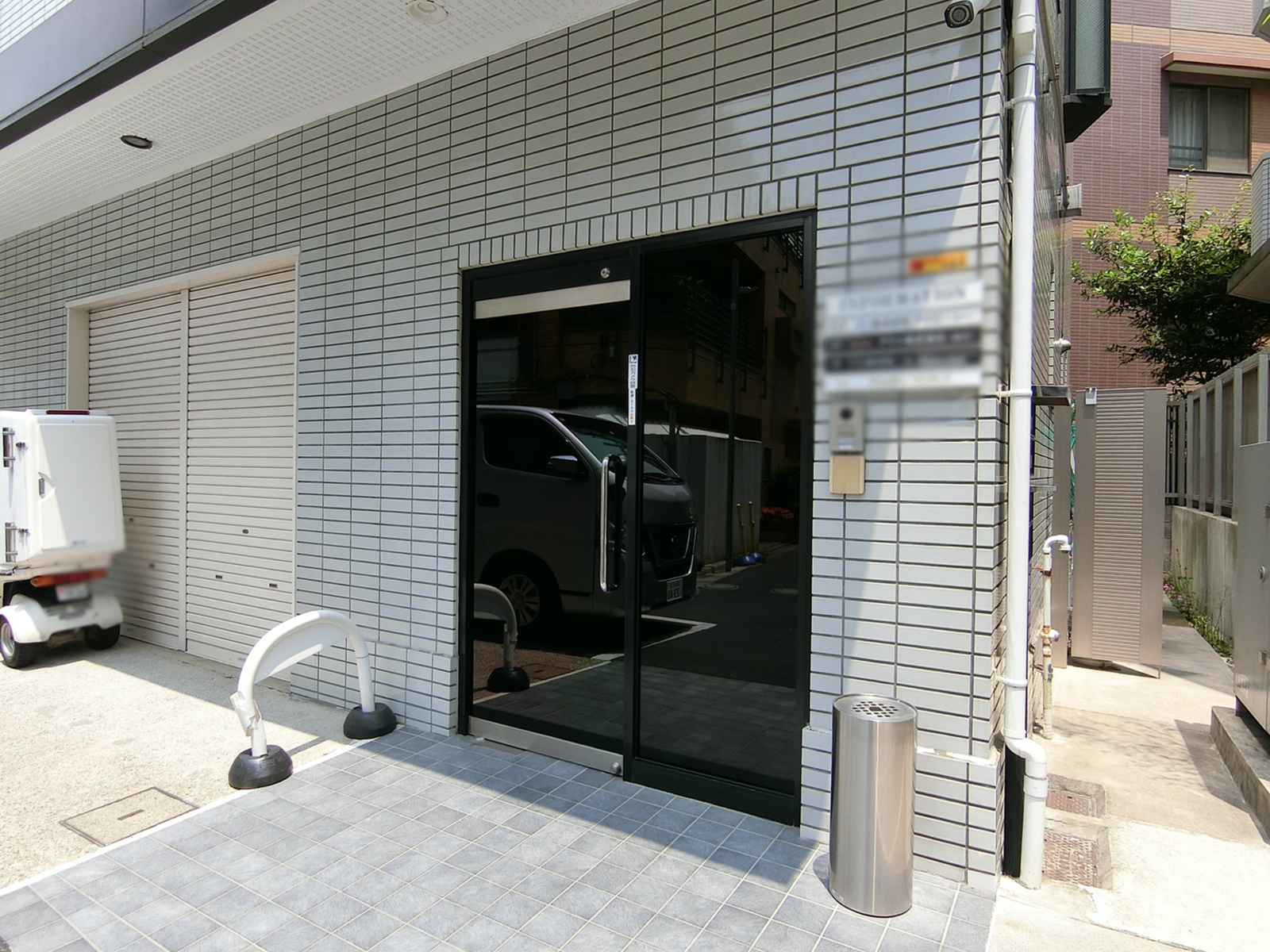 オフィスビル出入口