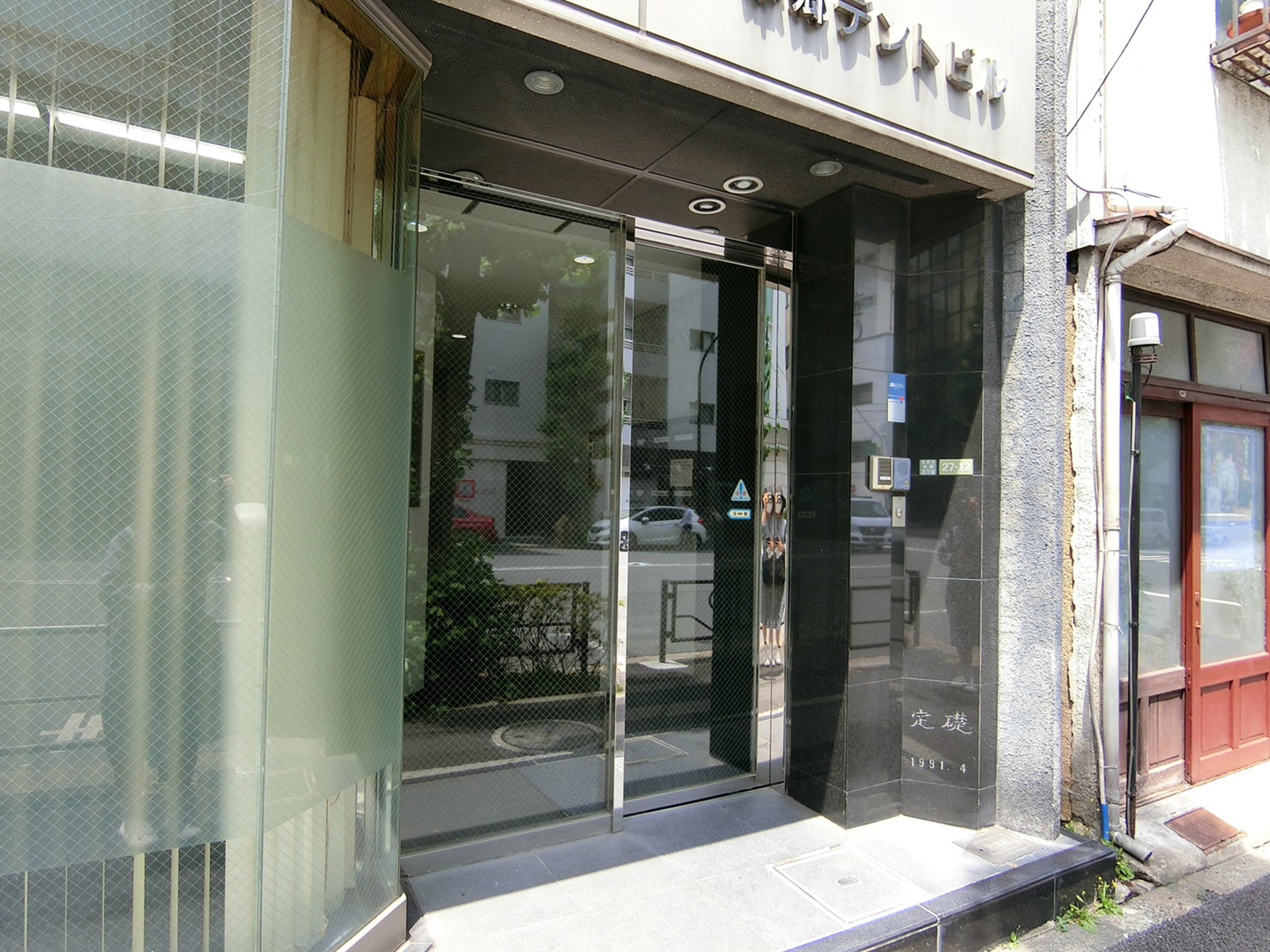 オフィスビル出入口