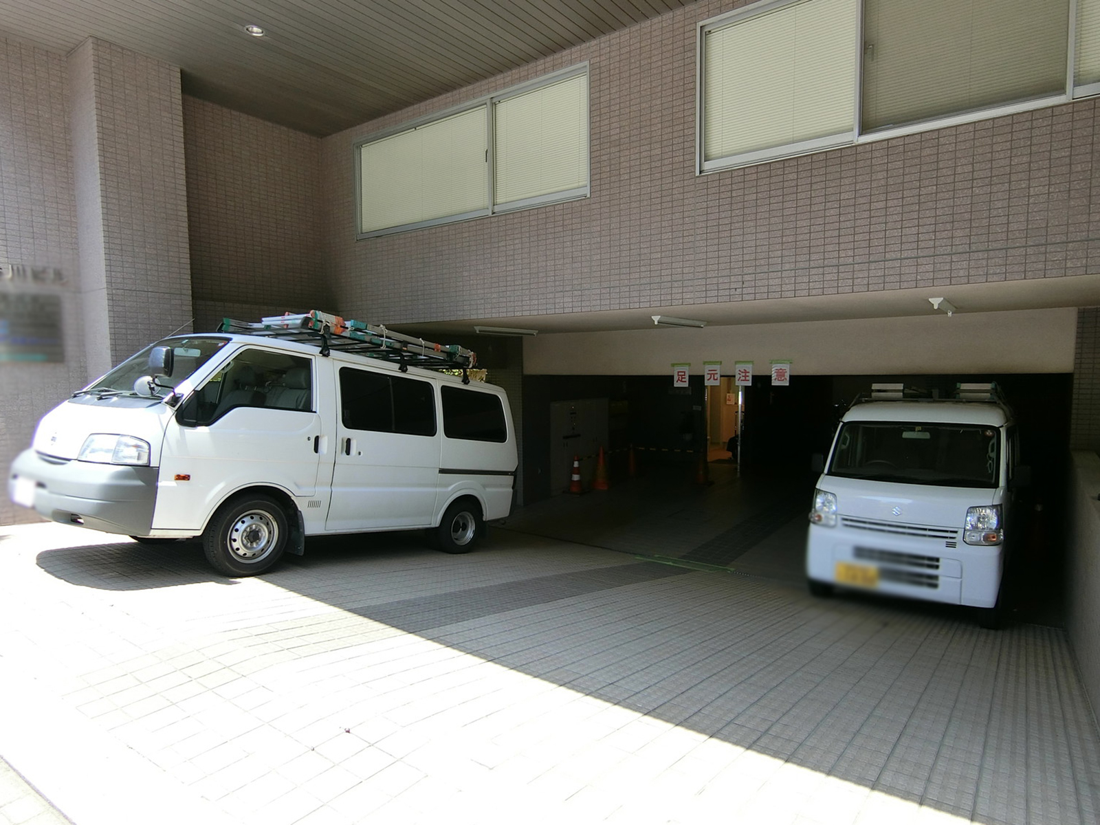 オフィスビル出入口