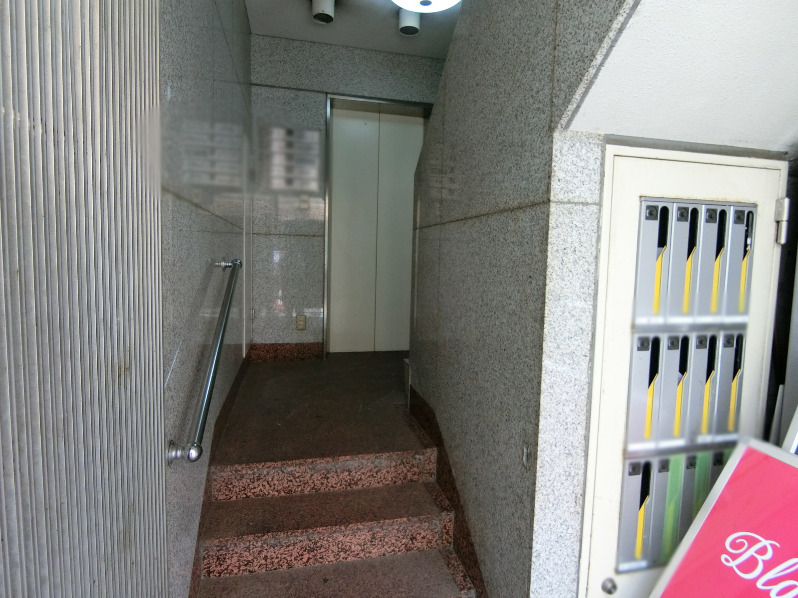 オフィスビル出入り口